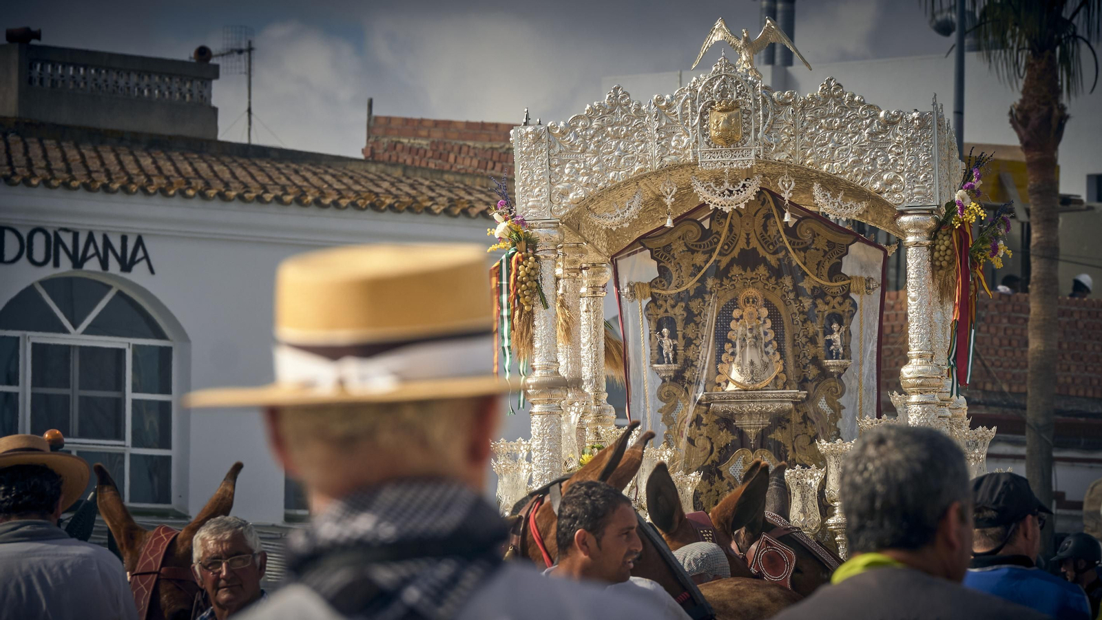 El embarque de las hermandes rocieras de Cádiz en Bajo de Guía