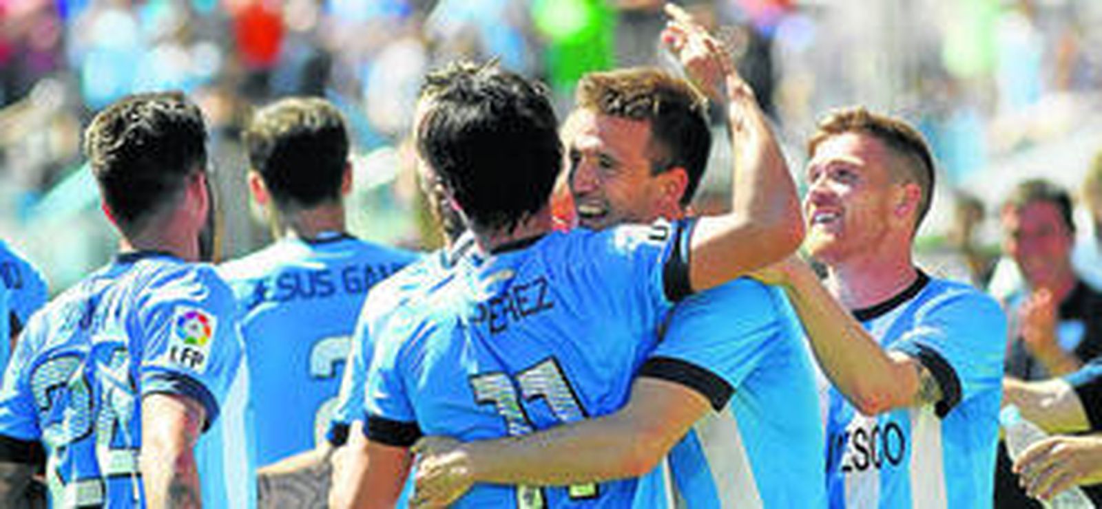 Camacho y Pablo Pérez se abrazan en primer plano en una nube de malaguistas.