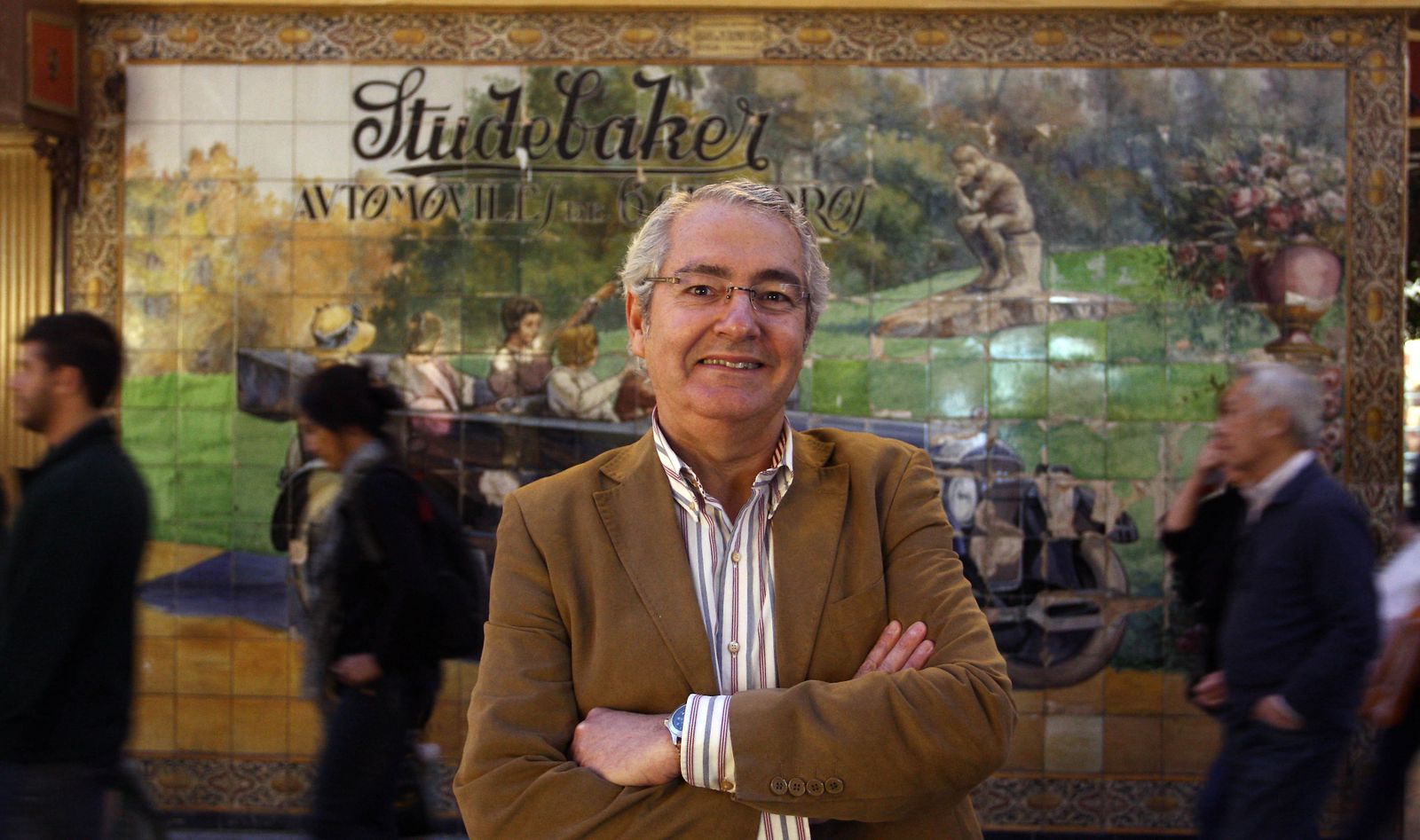 Manuel Machuca, junto a uno de los escenarios de su novela 'Aquel viernes de julio'.