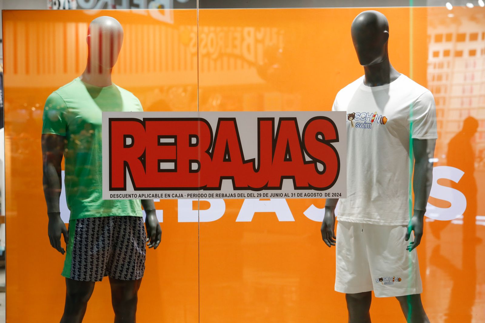 Arranque de las rebajas de verano en el centro comercial Puerta Europa de Algeciras, en imágenes