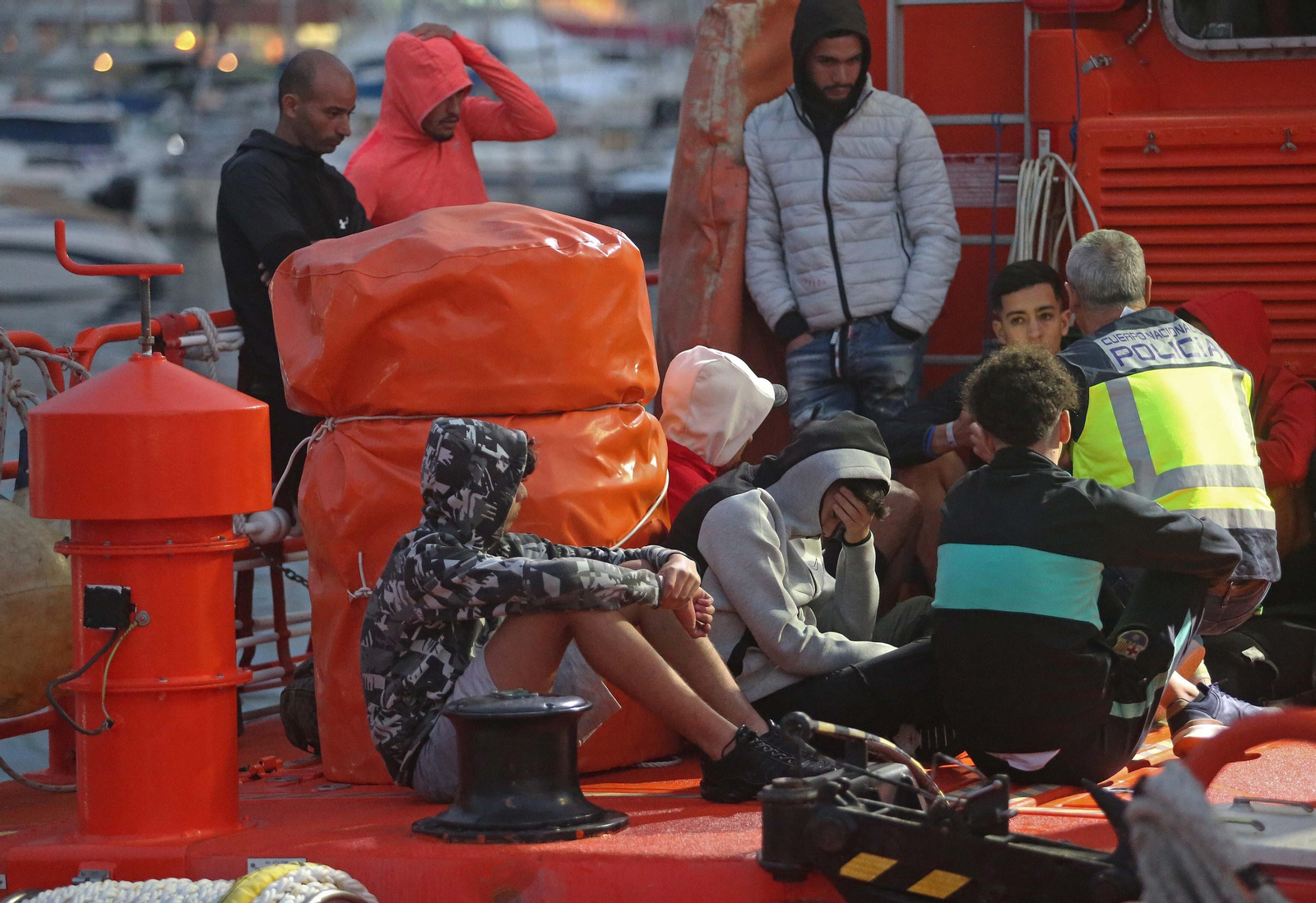 Imágenes de los 10 migrantes rescatados por Salvamento Marítimo en Algeciras