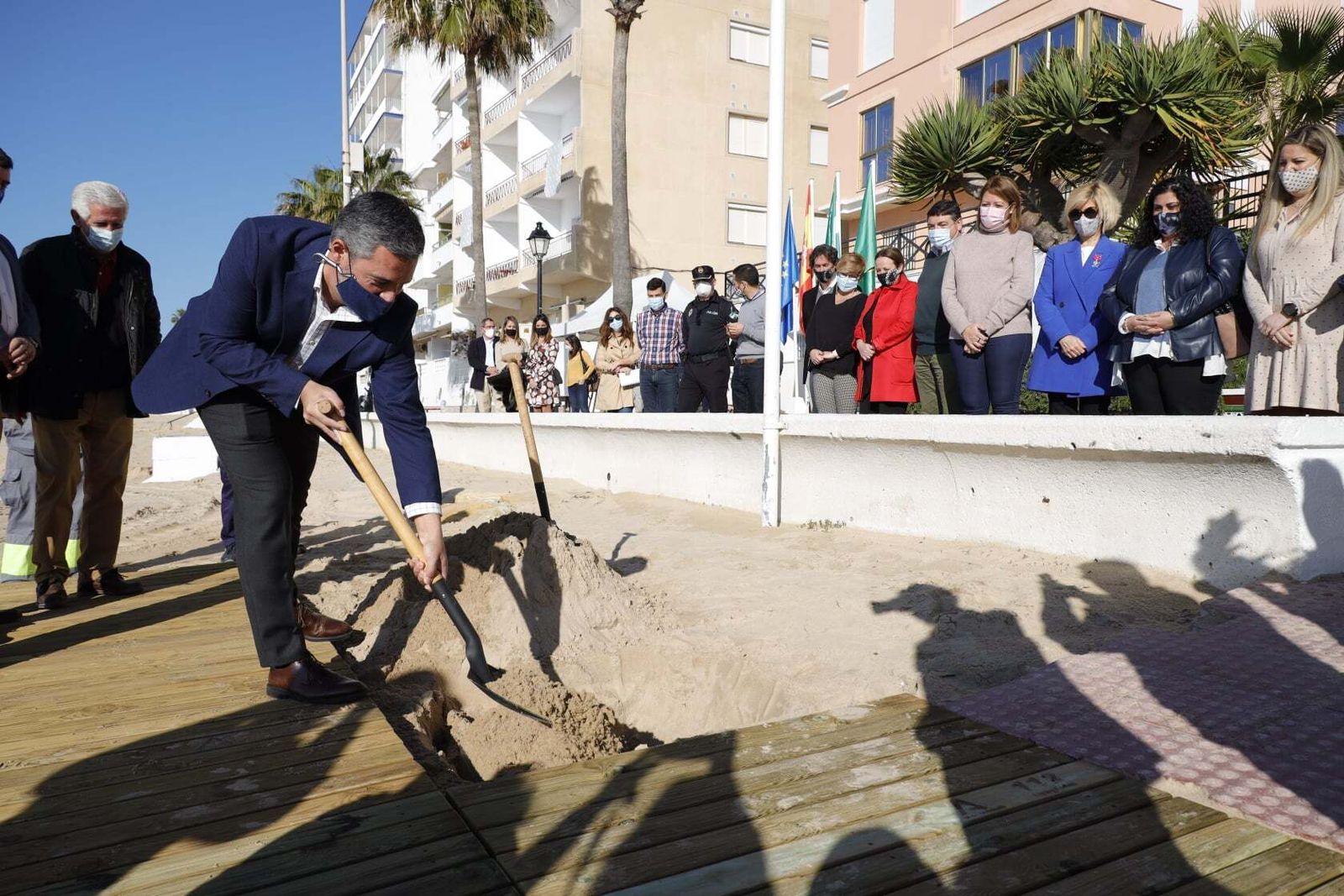 El alcalde de Rota, Javier Ruiz, en el acto simbólico de colocación de la primera piedra de las obras proyectadas.