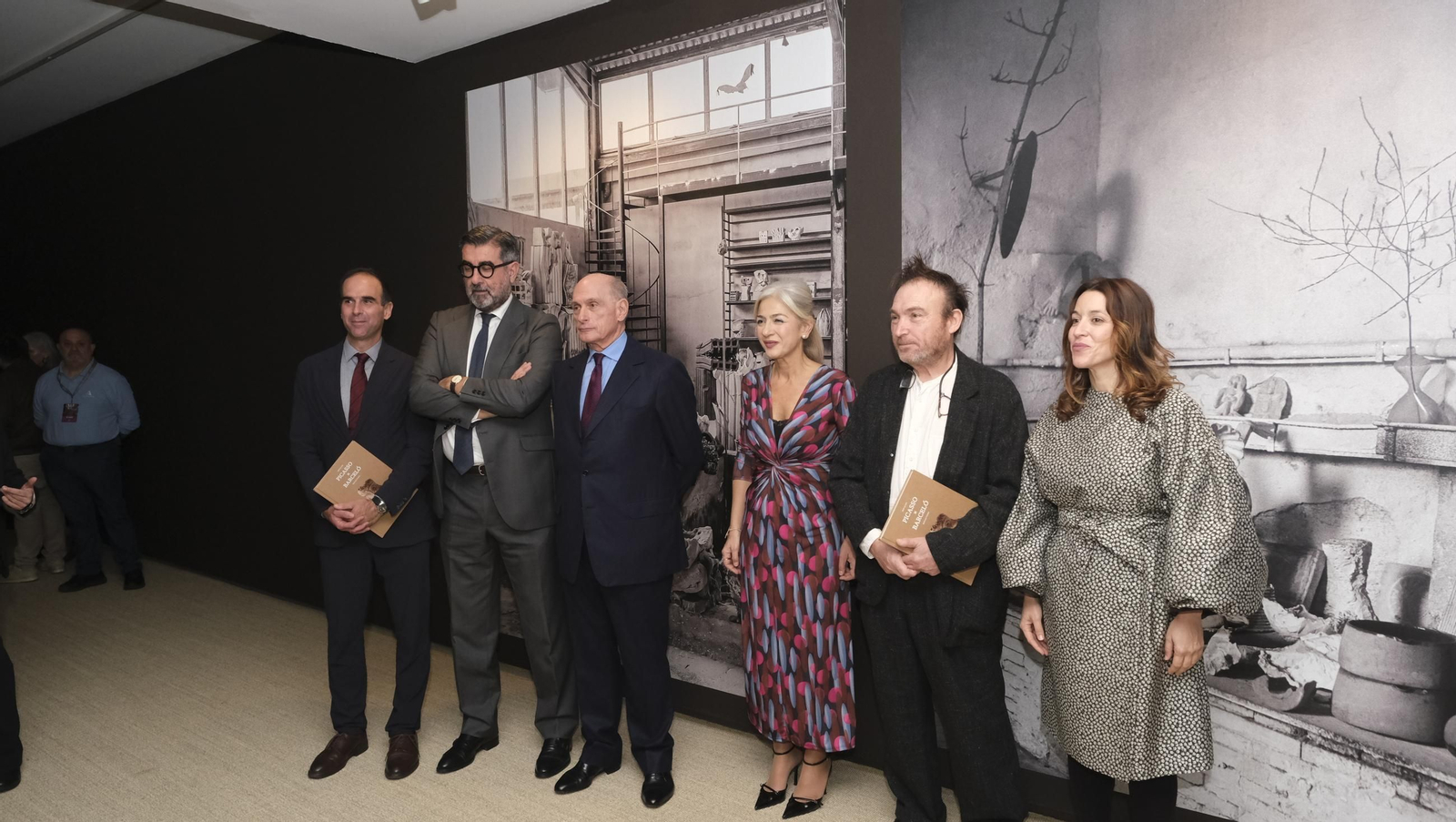 Miquel Barceló asistió ayer a la exposición donde asistió la consejera de Cultura, Patricia del Pozo.