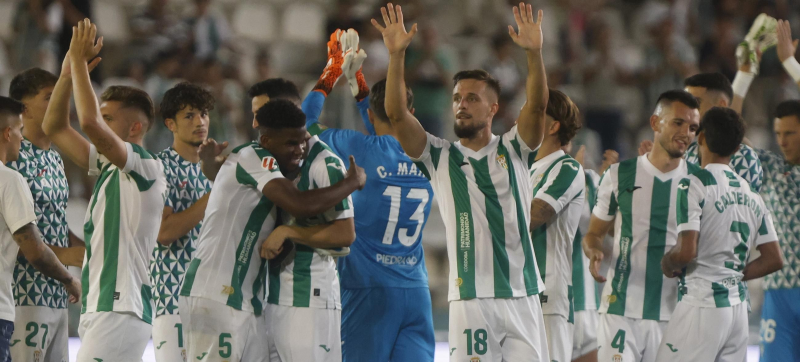 Los jugadores del Córdoba celebran la victoria ante el Deportivo. Los jugadores del Córdoba celebran la victoria ante el Deportivo.