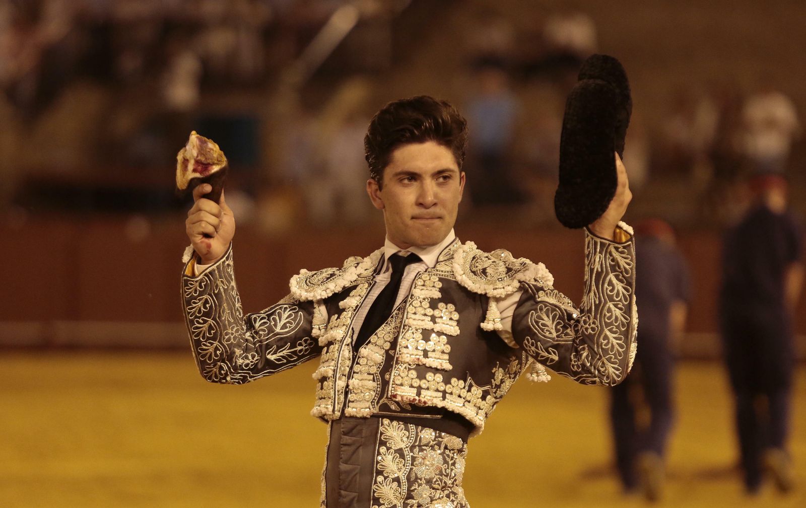 Rafael González, en la vuelta al ruedo con uno de los trofeos que consiguió anoche.