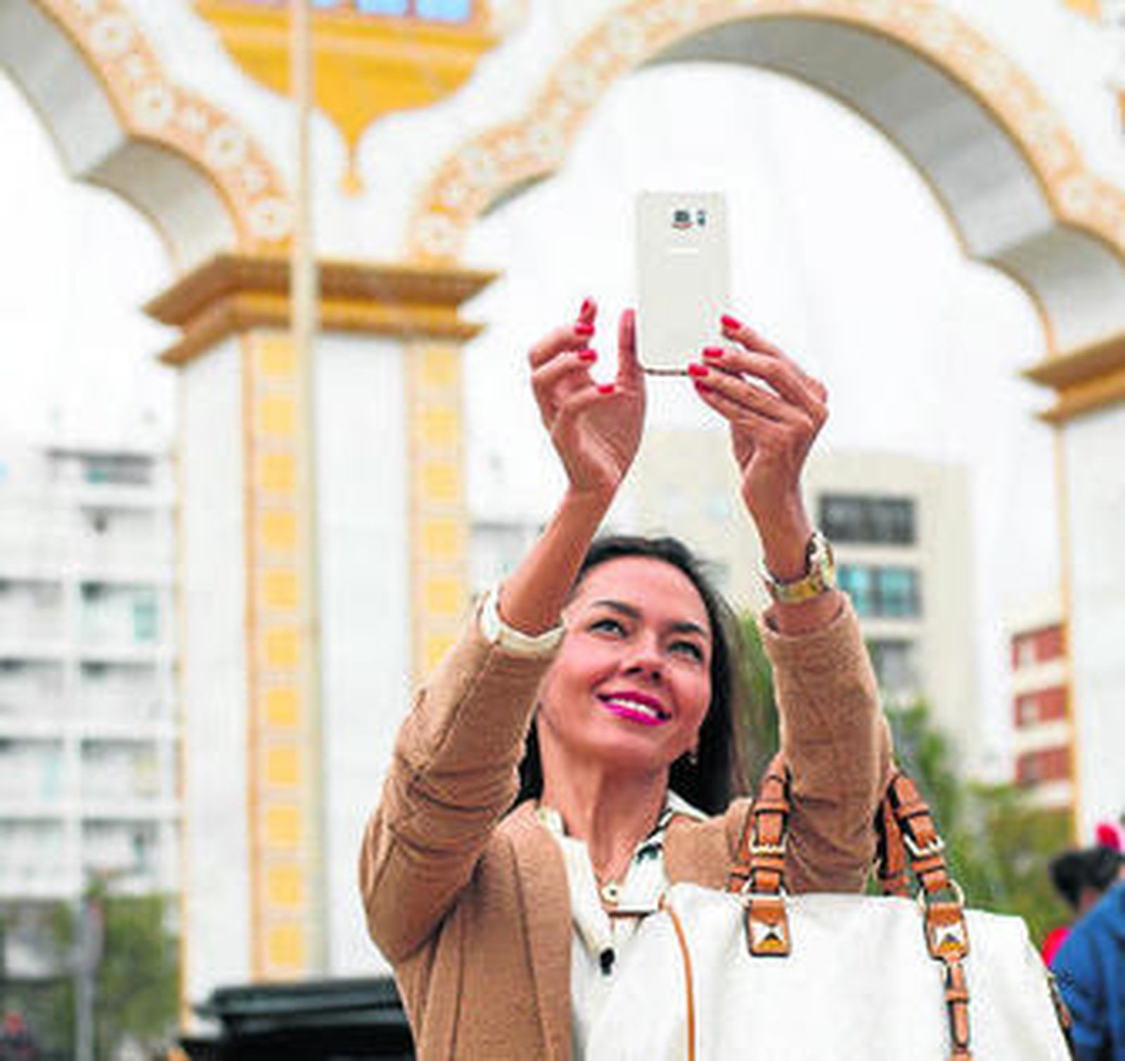 Una mujer se hace un 'selfie' en la portada.