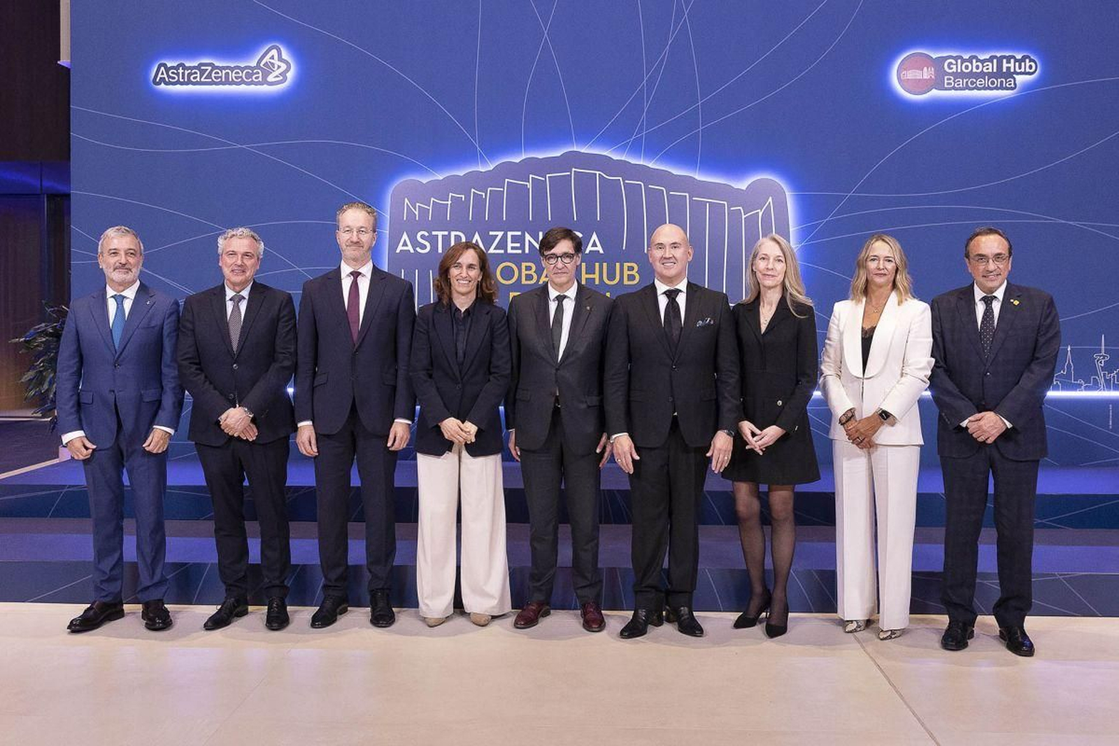 De izquierda a derecha: Jaume Collboni, alcalde de Barcelona; Ruud Dobber, EVP and President of the Biopharmaceuticals Business Unit at AstraZeneca; Per-Arne Hjelmborn, embajador de Suecia en España; Mónica García, ministra de Sanidad; Salvador Illa, presidente de la Generalitat de Catalunya, Rick. R. Suárez, presidente de AstraZeneca España; Sharon Barr, EVP BioPharmaceuticals R&D at AstraZeneca; Marta Moreno, directora de Asuntos Corporativos y Acceso al Mercado de AstraZeneca España; y Josep Rull, presidente del Parlament de Cataluña.