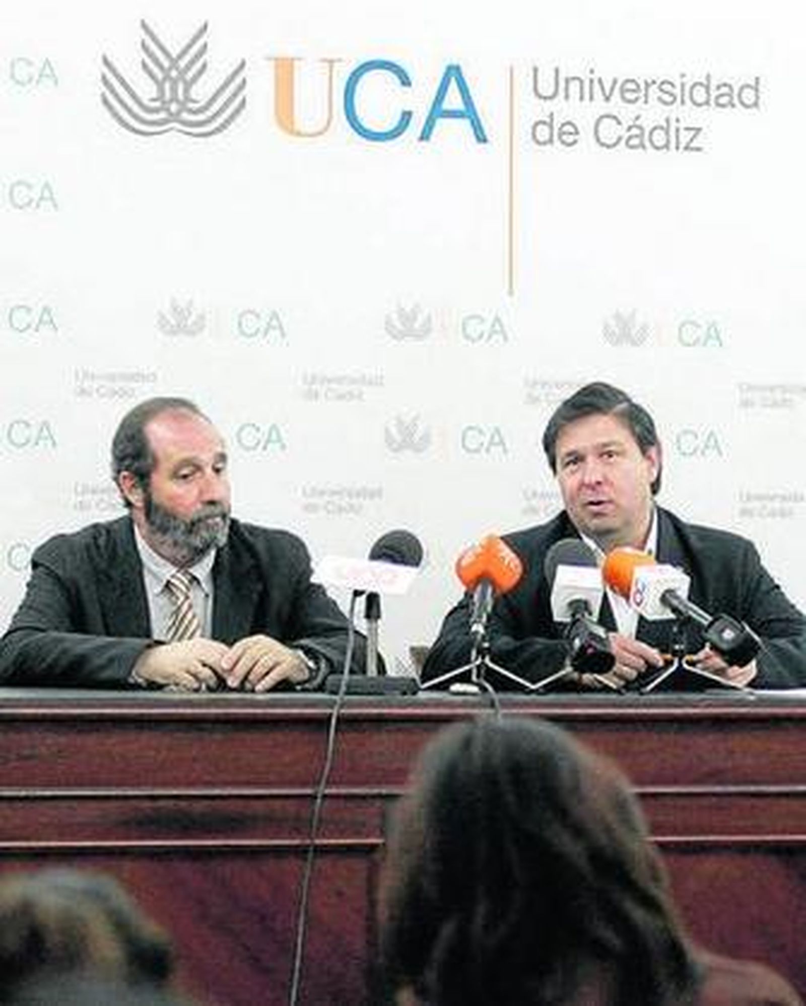 Carlos Gentil (izq.) y José María Rodríguez-Izquierdo, ayer en el Rectorado.