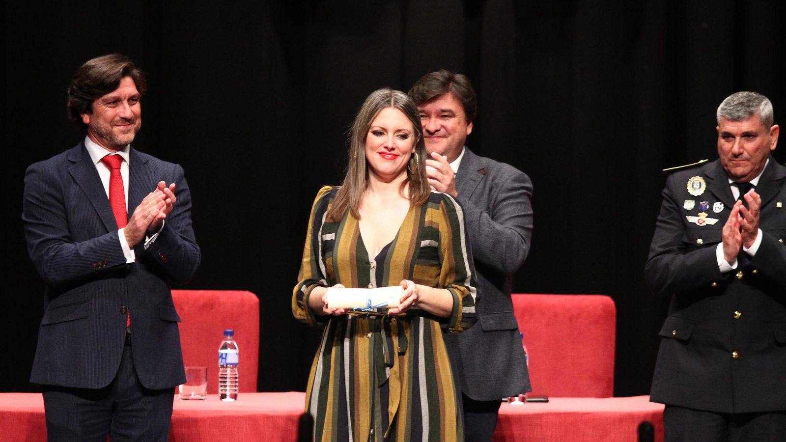 La periodista de 'Huelva Información', Raquel Rendón, recoge su reconocimiento.