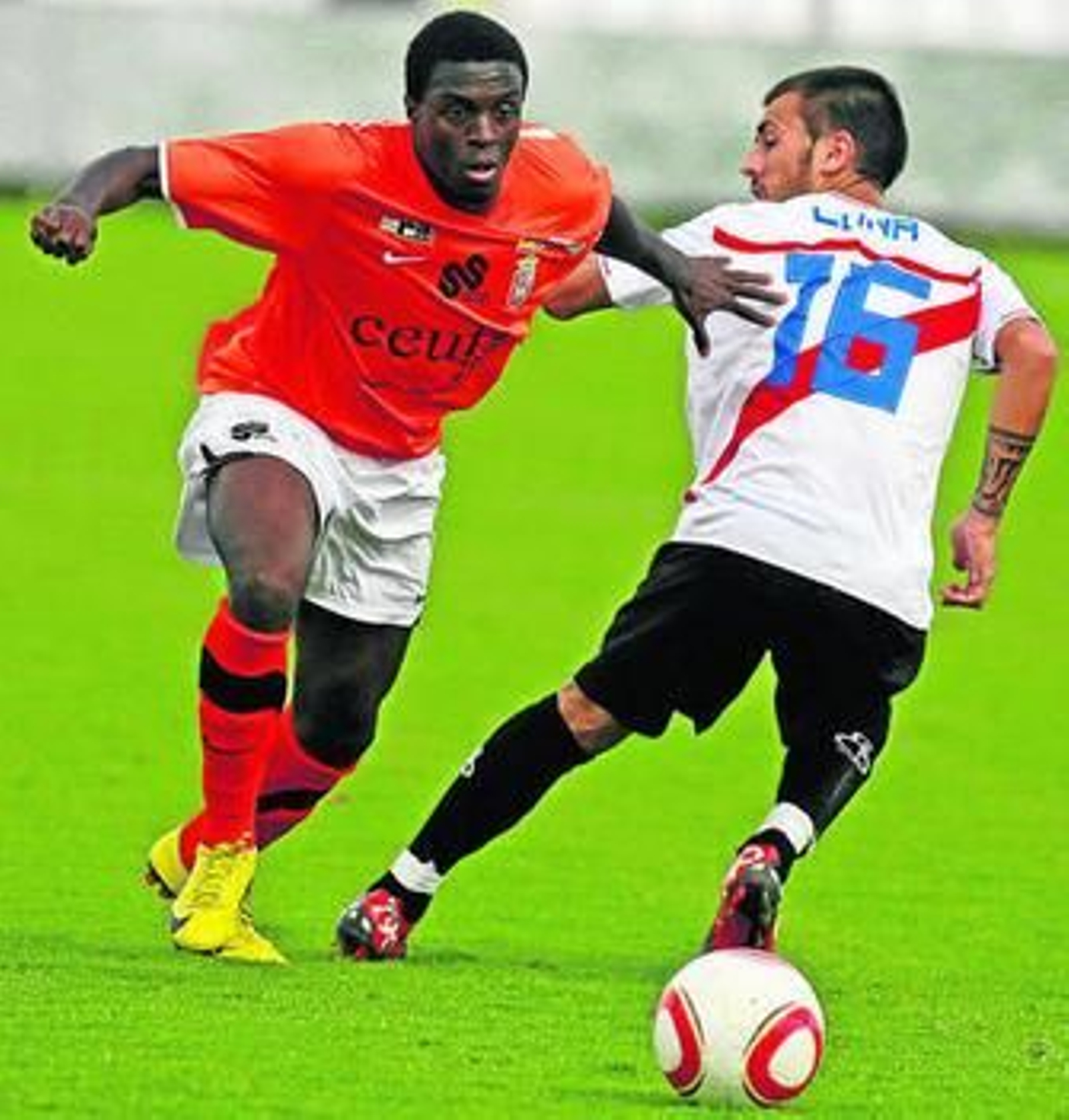 Modeste supera a un jugador del Sevilla Atlético la pasada Liga.