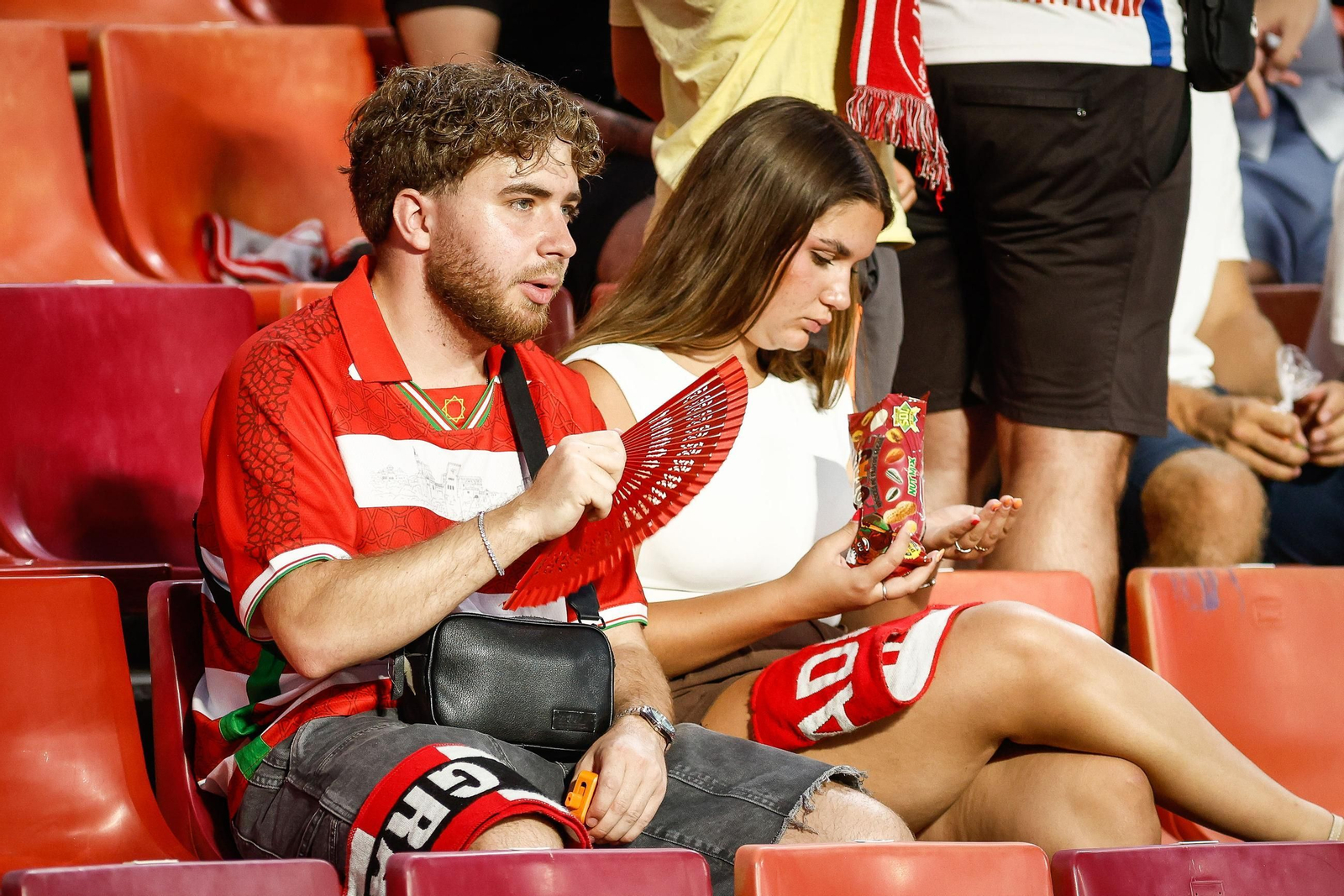 Encuéntrate en la grada de Los Cármenes y en el recibimiento al Granada CF