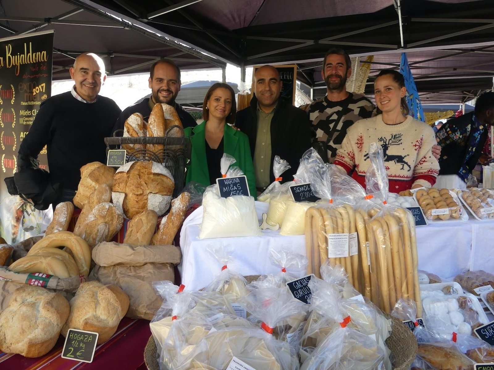 La alcaldesa, María del Mar Alfonso, posa con algunos de los productores durante la pasada edición