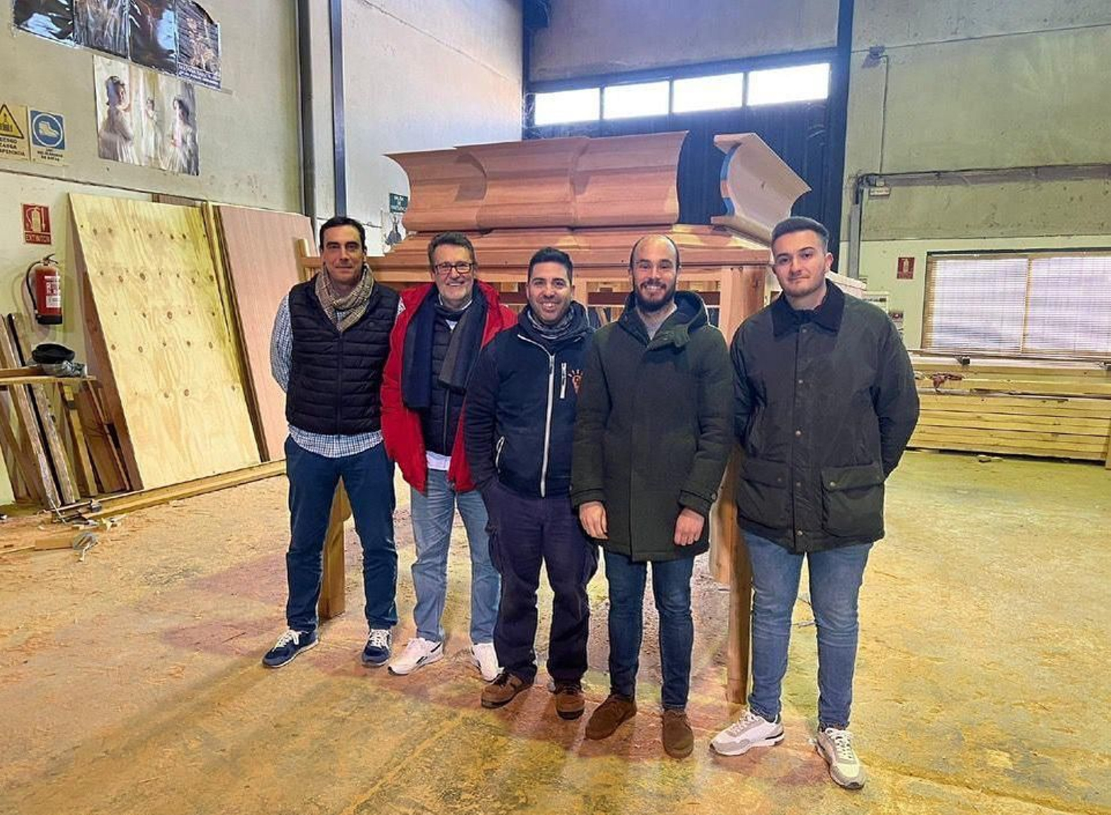 Integrantes de la hermandad durante la confección del paso.