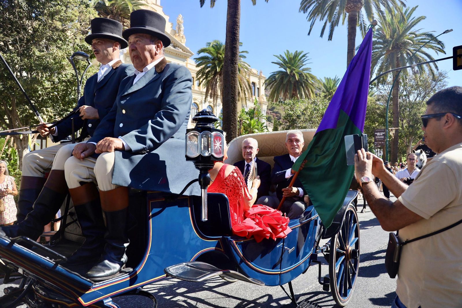 La salida de la Romería de la Feria de Málaga, rumbo al Santuario de la Victoria, en fotos