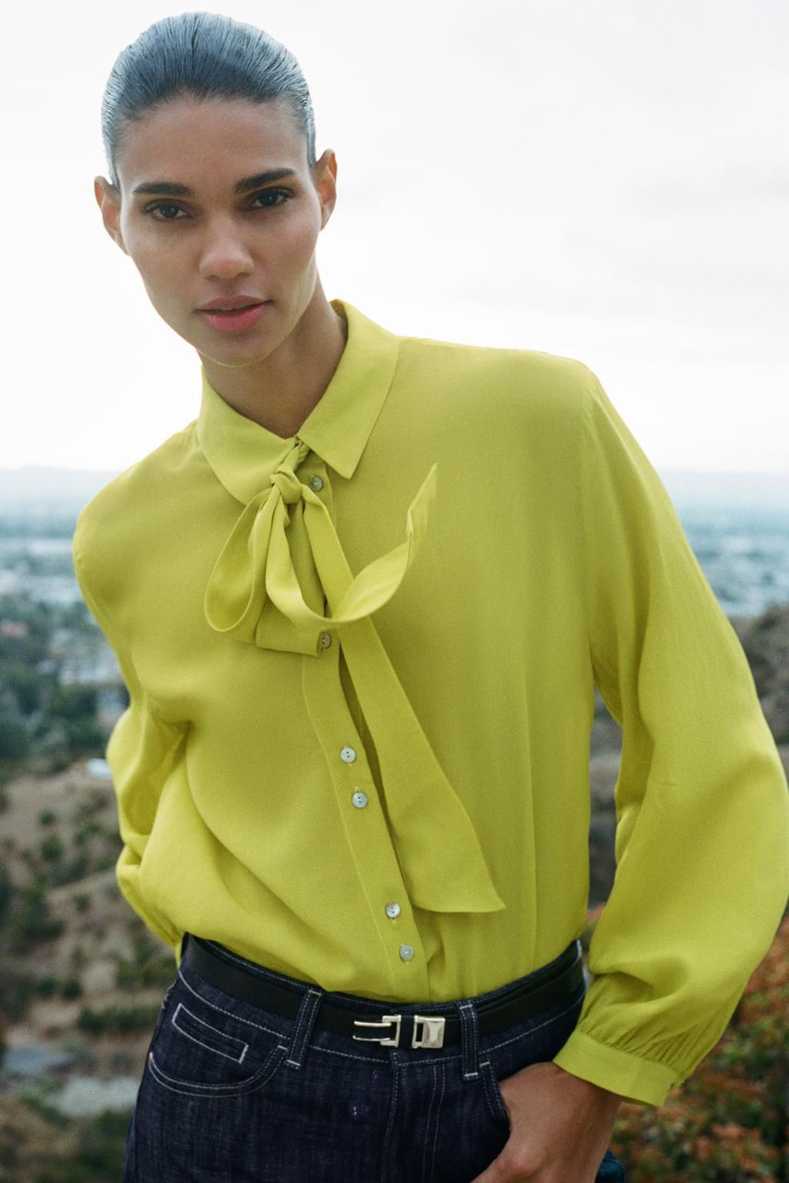 Blusa en verde lima de Zara.