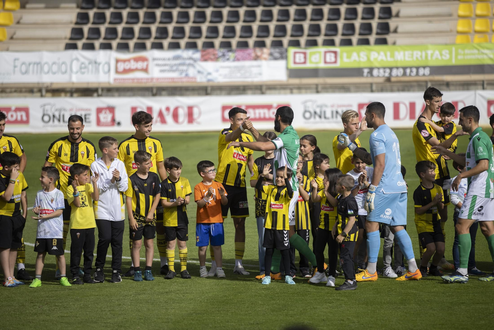 Imágenes del partido entre el San Roque de Lepe y el Atlético Sanluqueño