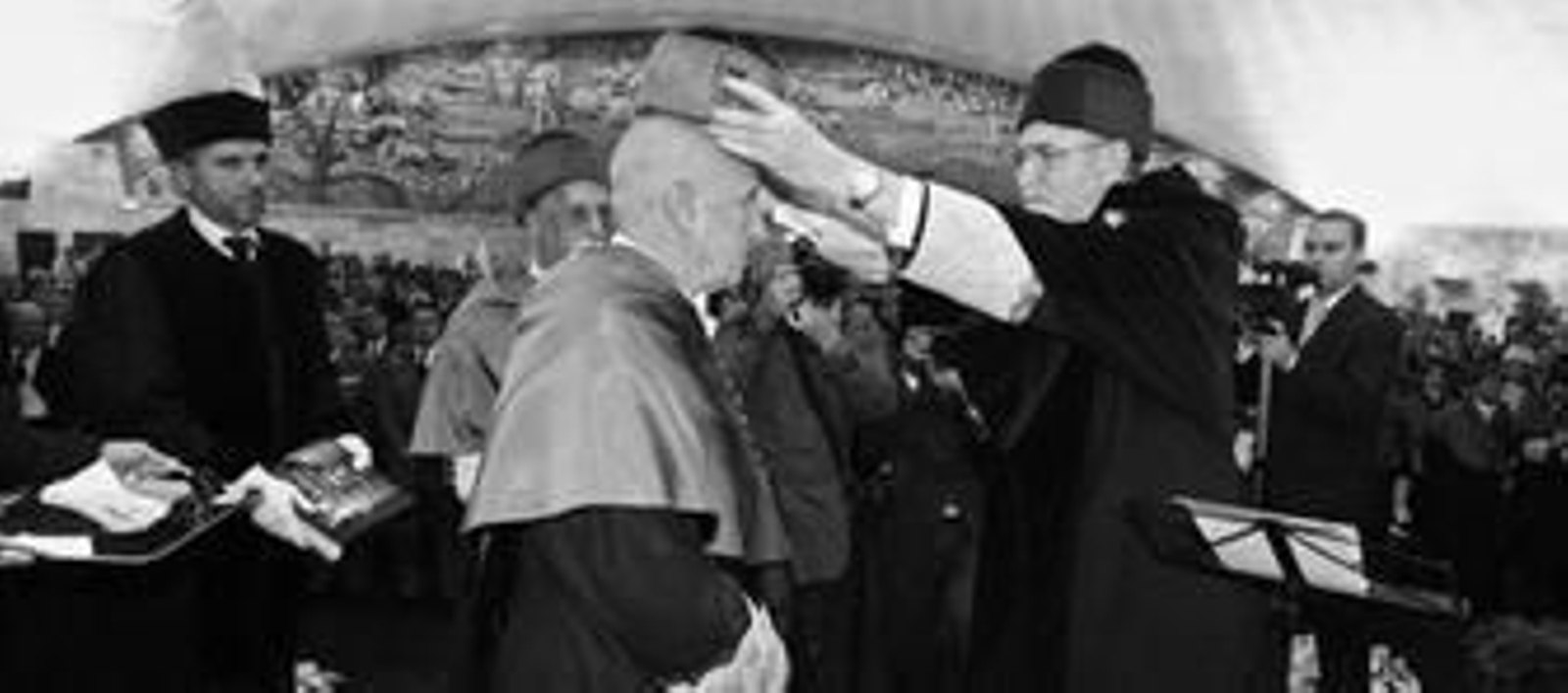 El rector de la UCO, José Manuel Roldán Nogueras, pone el birrete a Manuel Losada. El rector de la UCO, José Manuel Roldán Nogueras, pone el birrete a Manuel Losada.