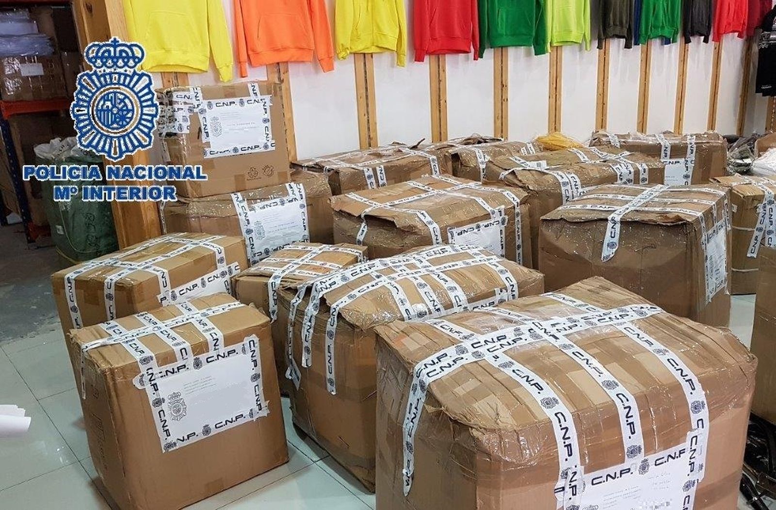 La ropa falsificada intervenida en el polígono Guadalhorce de Málaga.