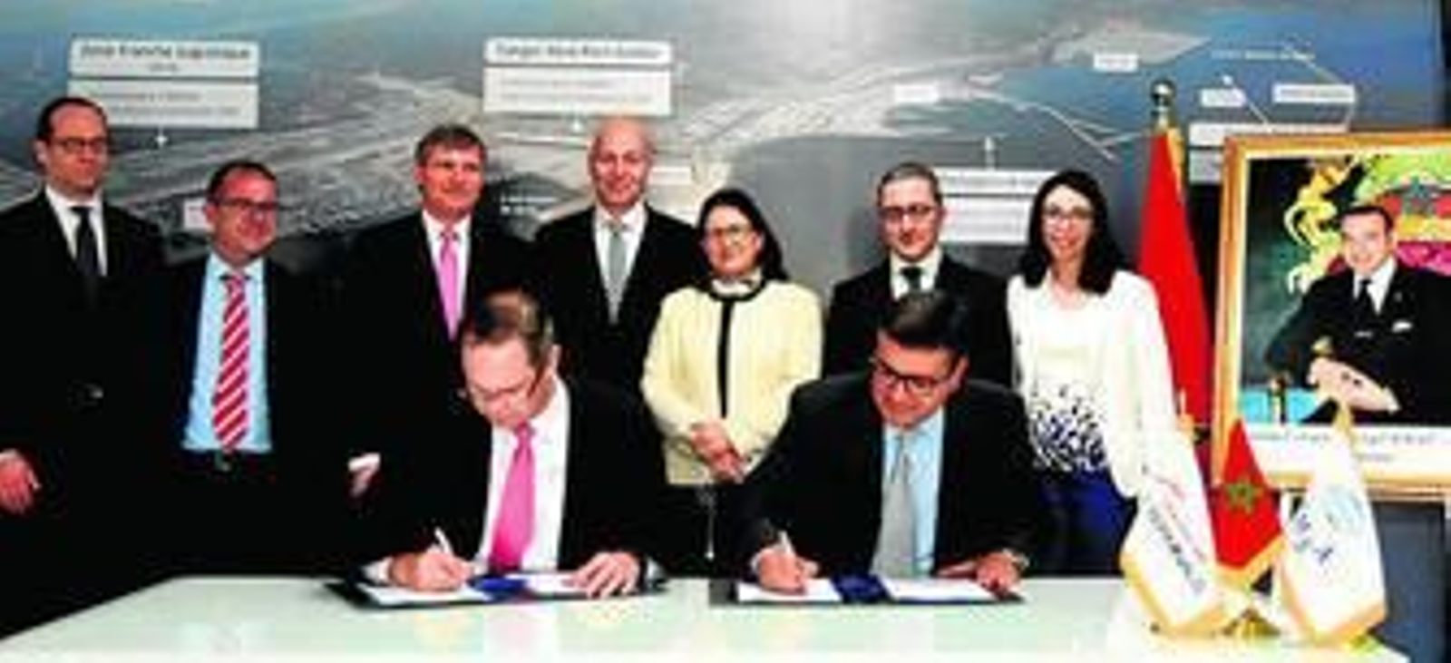 El director general de APM Terminals, Kim Fejfer, y el presidente de la agencia especial de Tánger Med, Brini Fouad, firman la concesión del suelo.