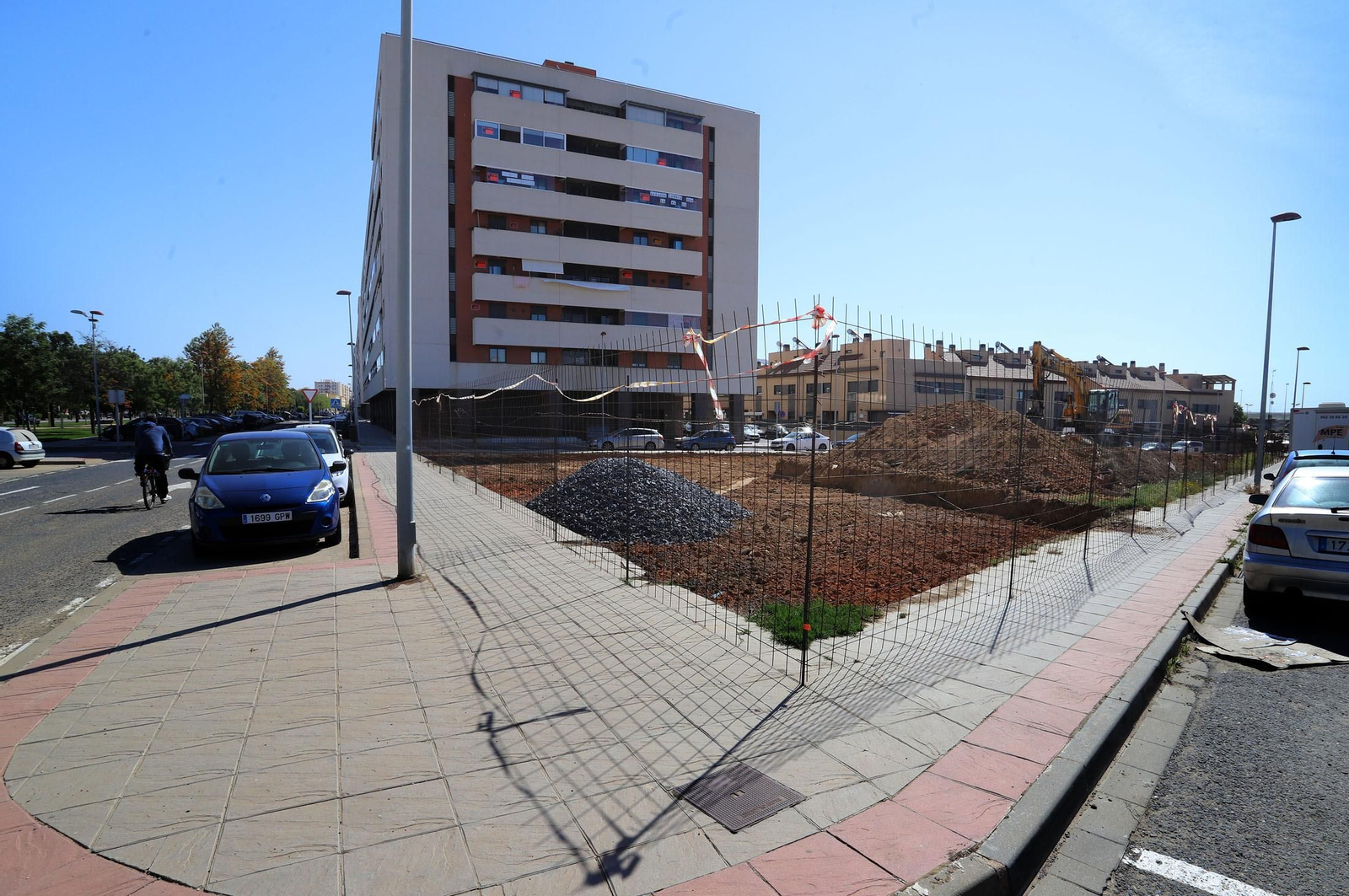Imágenes de la protesta de los vecinos de Marismas del Polvorín por la construcción de un centro para Proyecto Hombre en vez de la sede de la AAVV Yáñez Pinzón