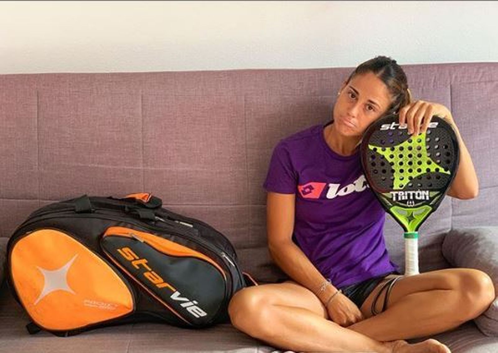 Mari Carmen Villalba, junto a su pala y el paletero, en el sofá de casa.