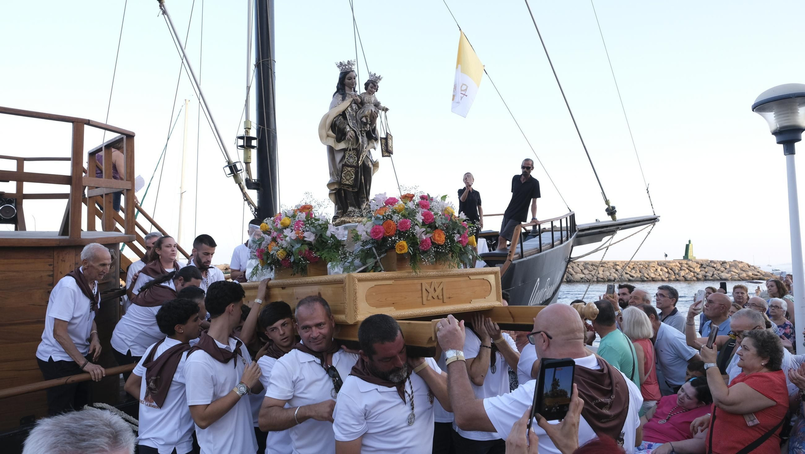 Procesión marítima de la Virgen del Carmen en Aguadulce (Roquetas de Mar), en imágenes