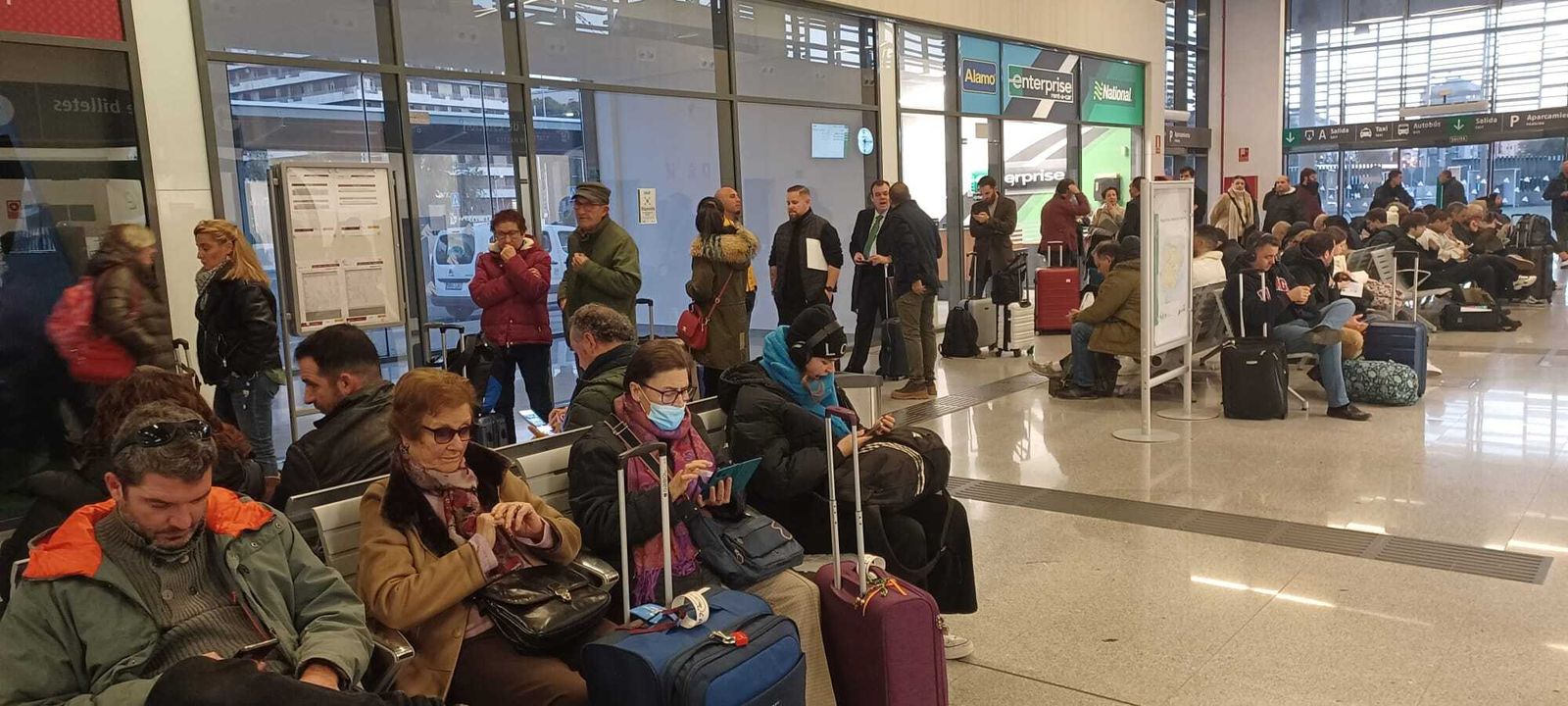 Largas esperas en la mañana del miércoles en la estación de trenes de Huelva.