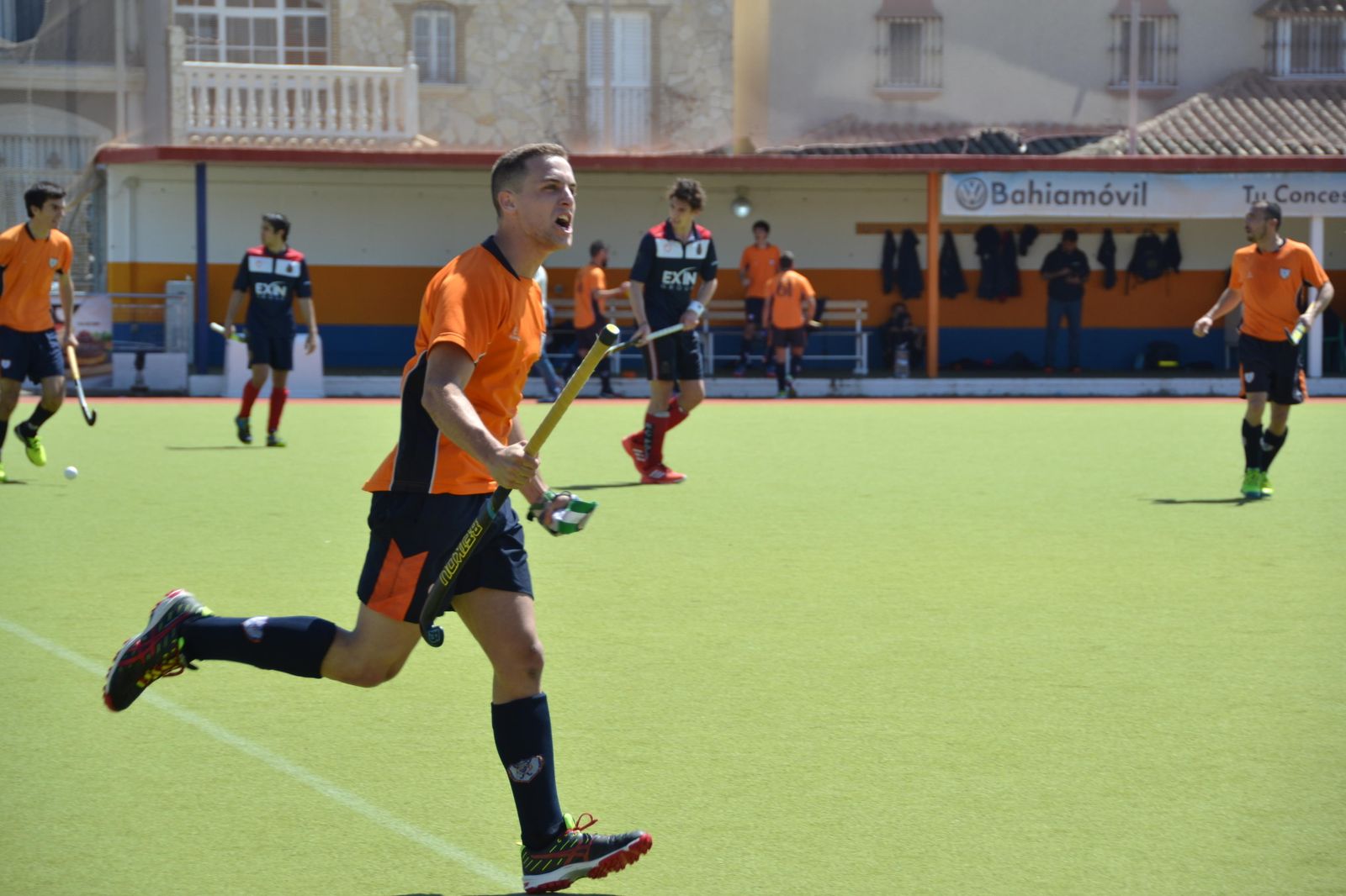 Un jugador isleño celebra un tanto.