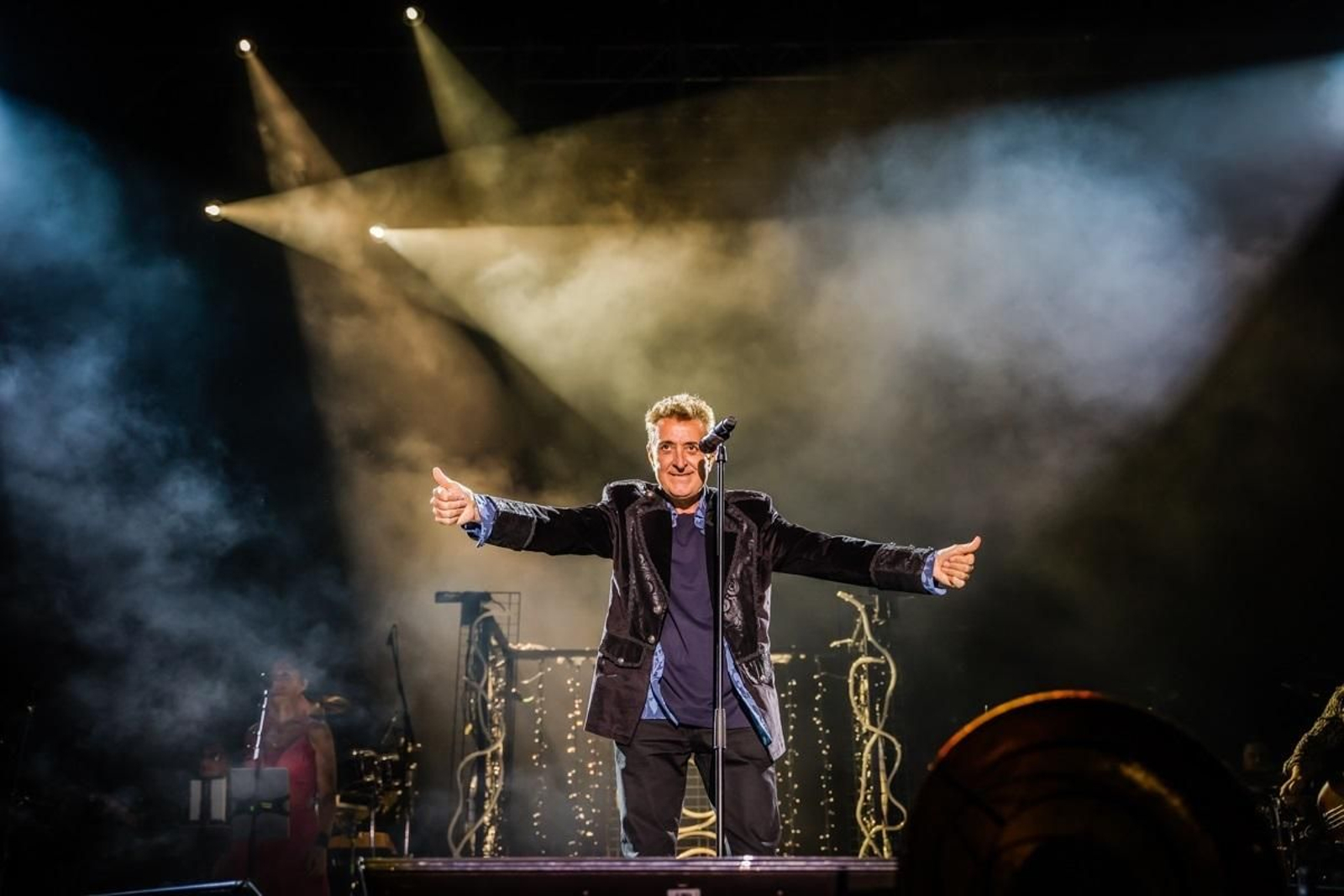 Manolo García durante su concierto en la plaza de Toros de Roquetas de Mar.