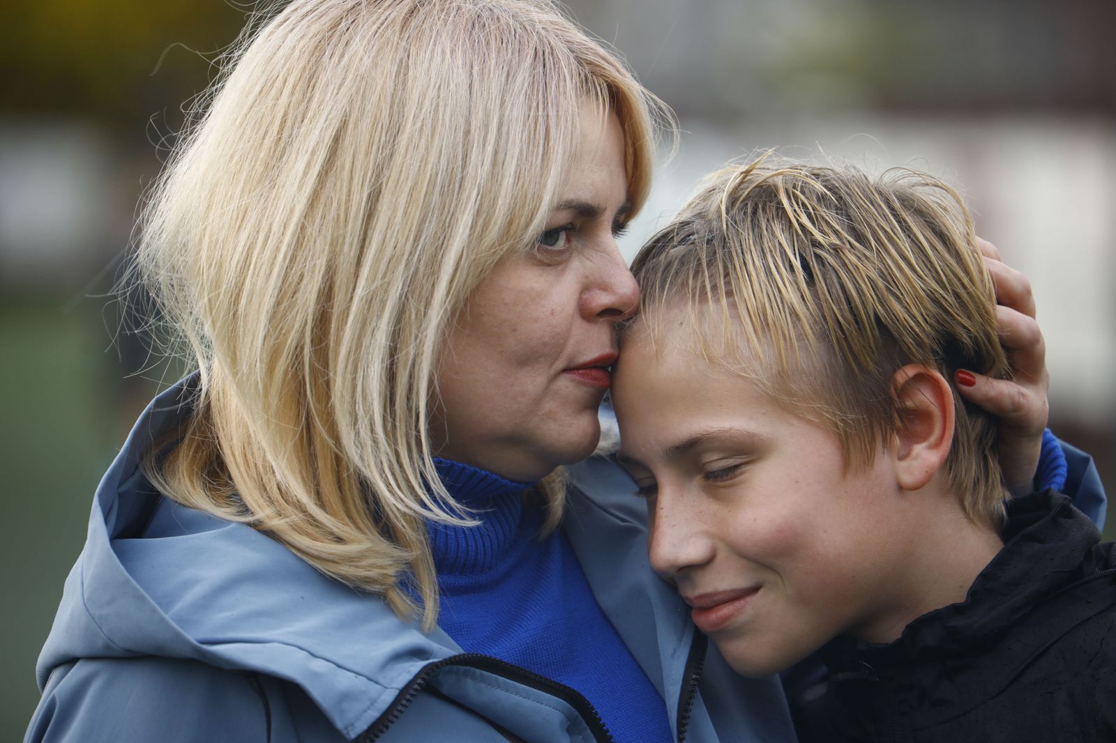 Irina y Sasha, un abrazo de esperanza alejados de la guerra
