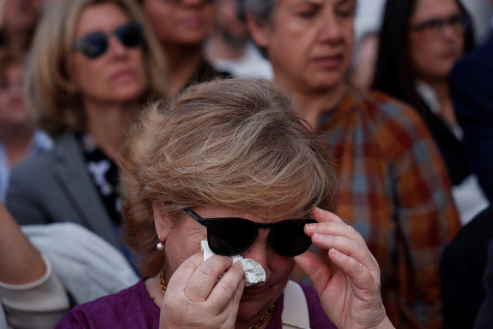 Una mujer, emocionada al ver al Cautivo.