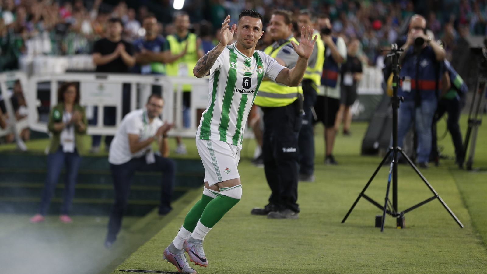 Rubén Castro saluda a la afición en el partido homenaje a Joaquín.