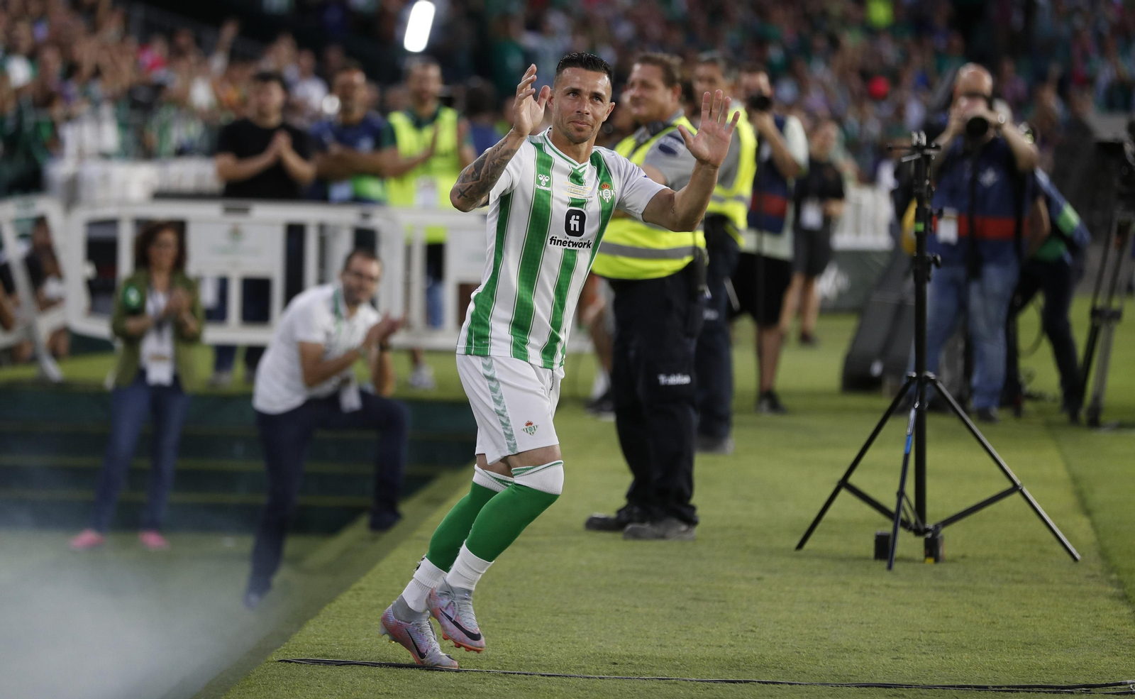 Rubén Castro saluda a la afición en el partido homenaje a Joaquín.