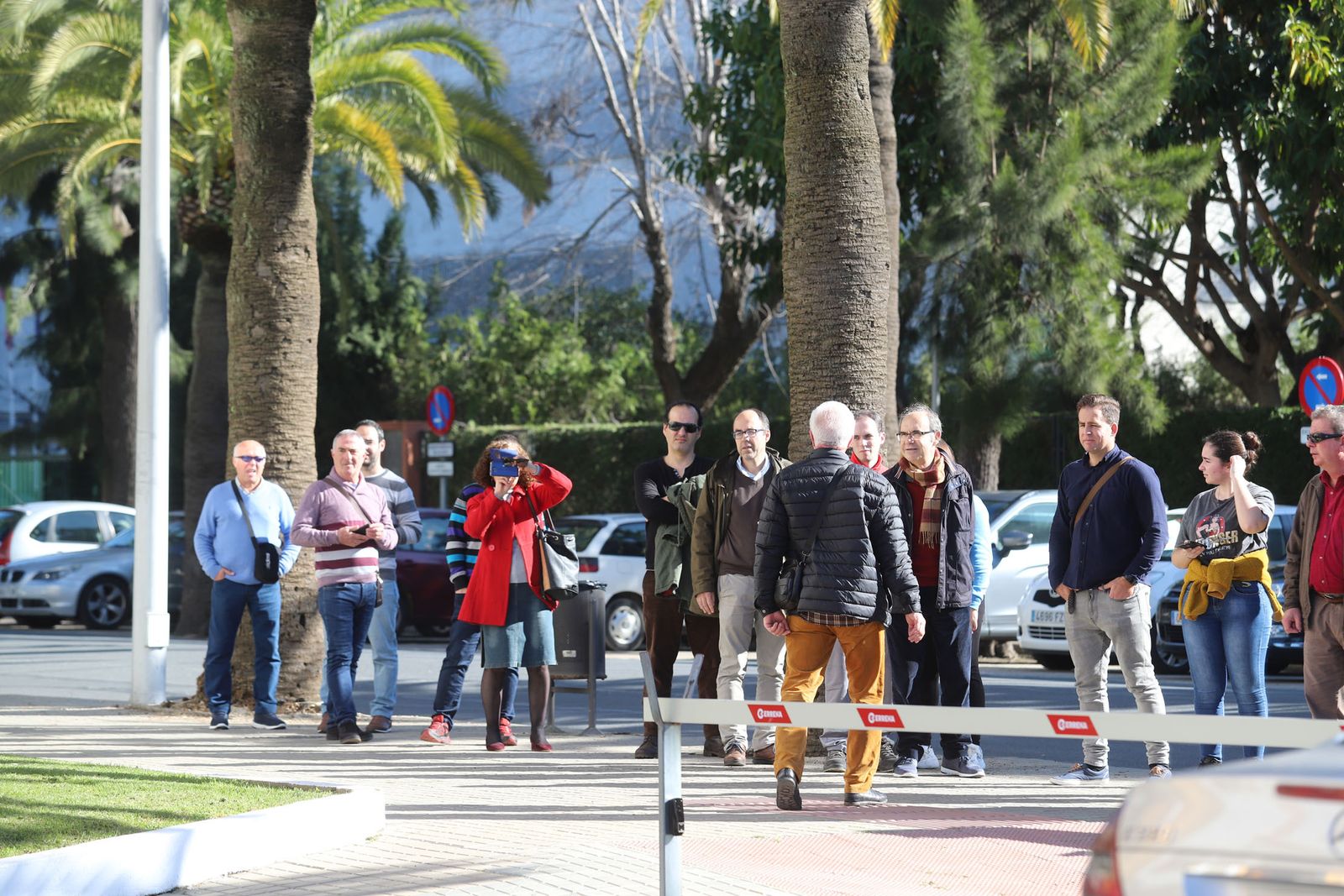 Imágenes de las largas colas para recoger las invitaciones para visitar el submarino Tramontana