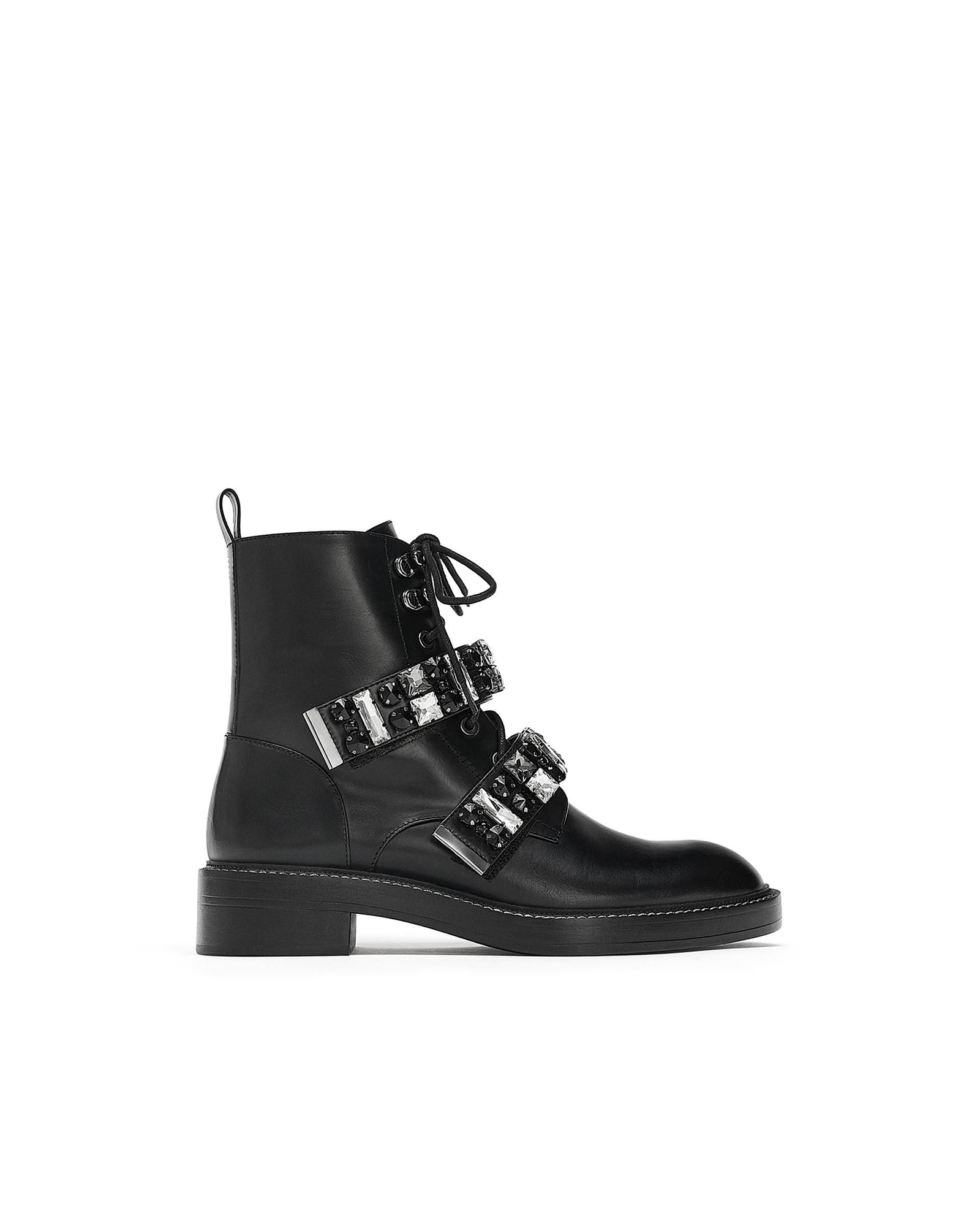 Botines bajos de inspiración rockera: acordonados y con tiras de apliques brillantes. De Zara. Los mejores zapatos de tendencia esta temporada