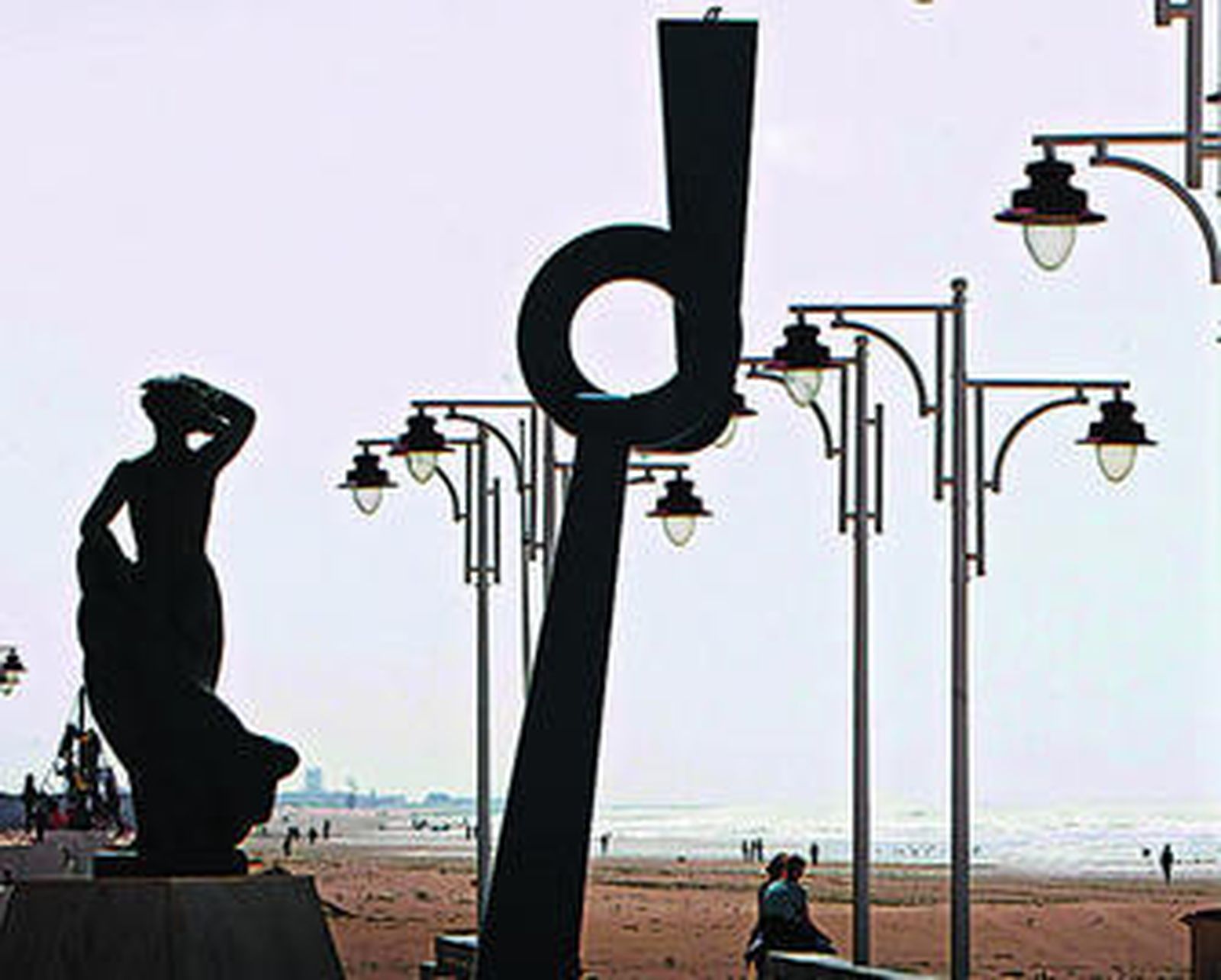 Imagen de la escultura 'La Fanfarria', de Sebastián, en el Paseo Marítimo.