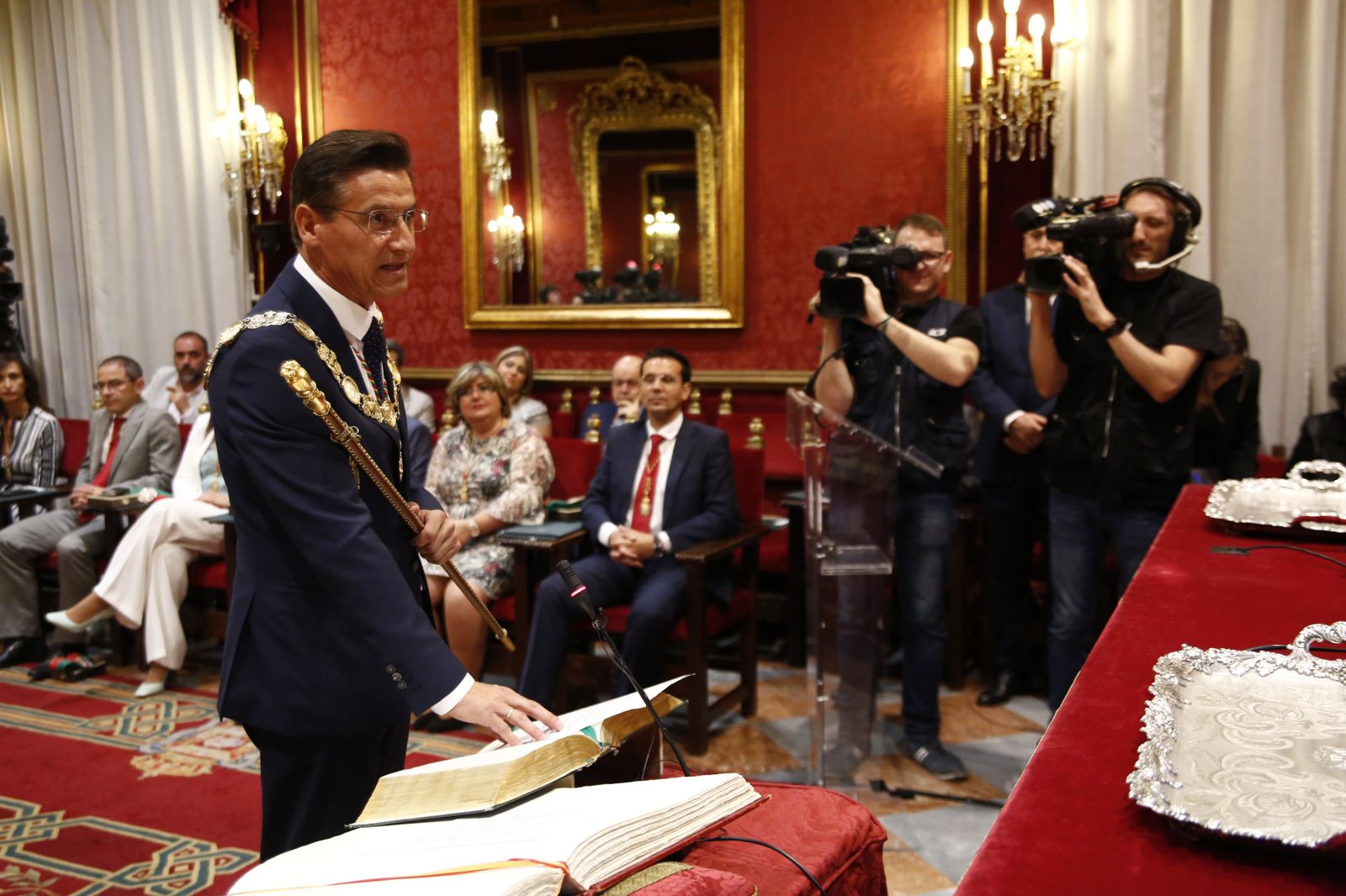 Las imágenes de la jornada de constitución del Ayuntamiento de Granada