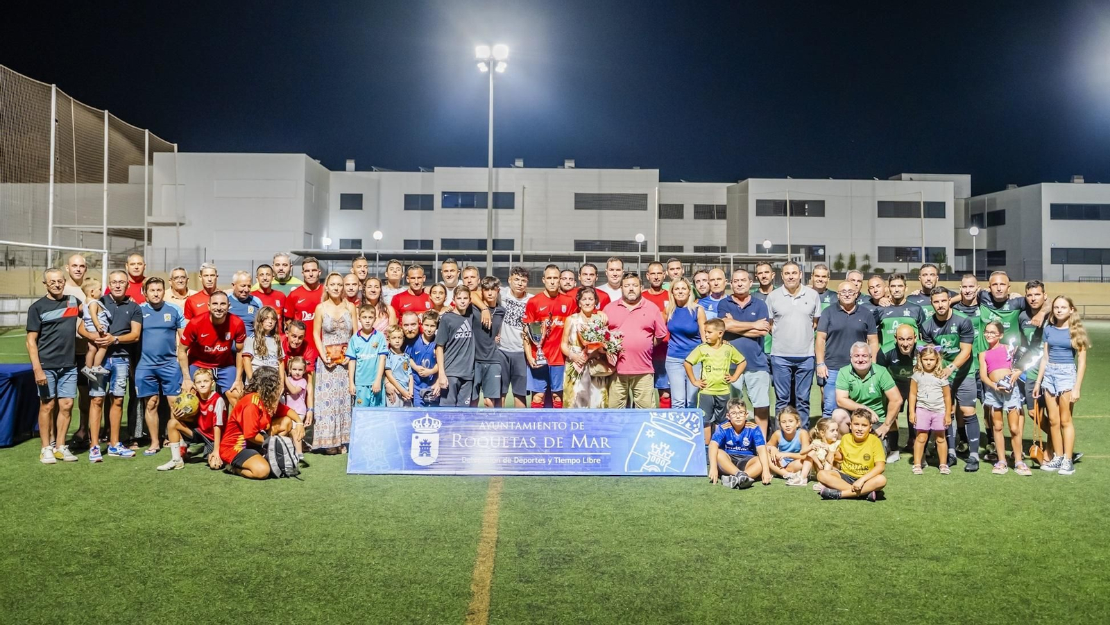 Foto de familia entre los participantes y la familia del homenajeado