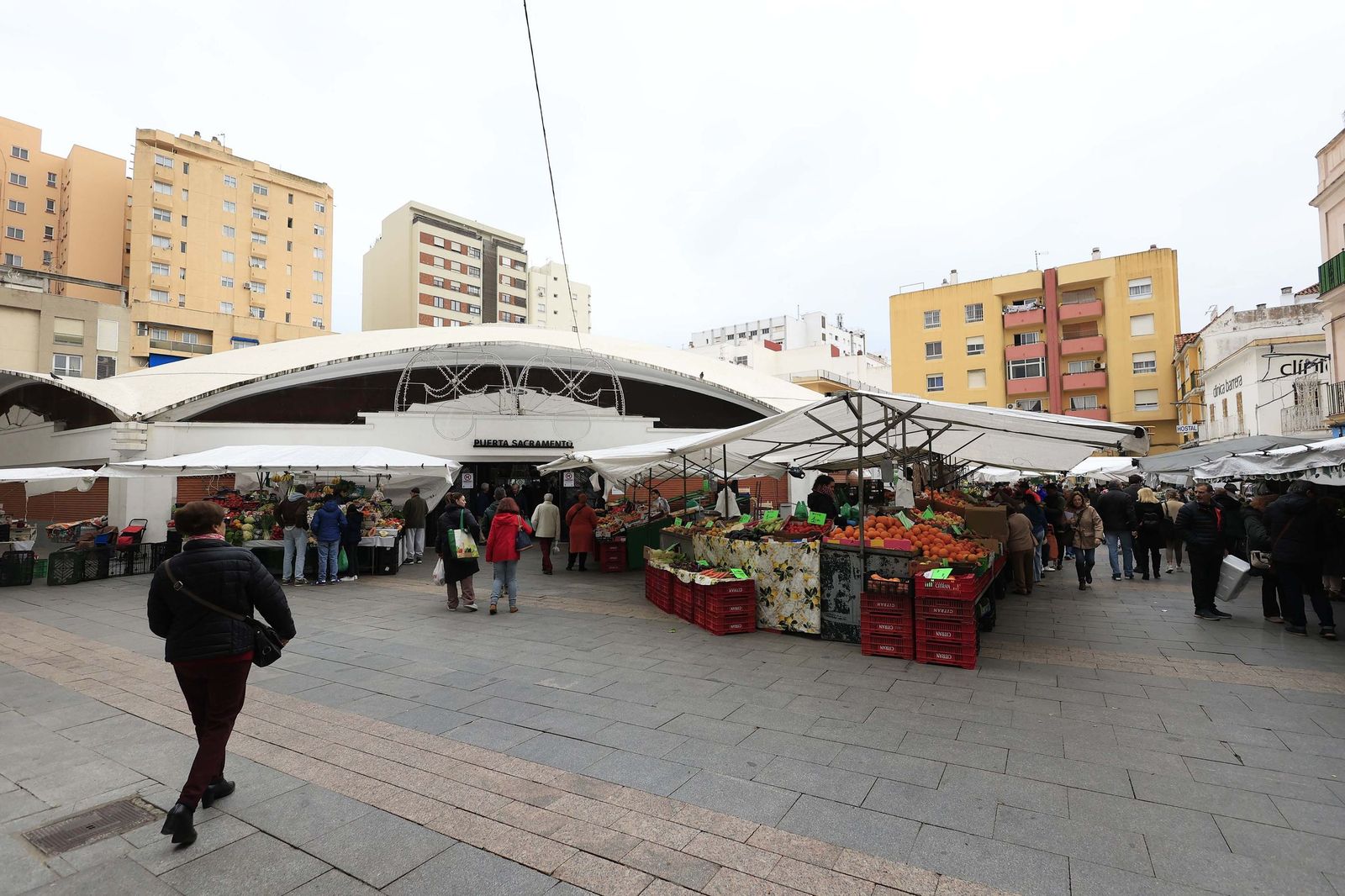 Las últimas compras para Nochevieja en Algeciras, en imágenes