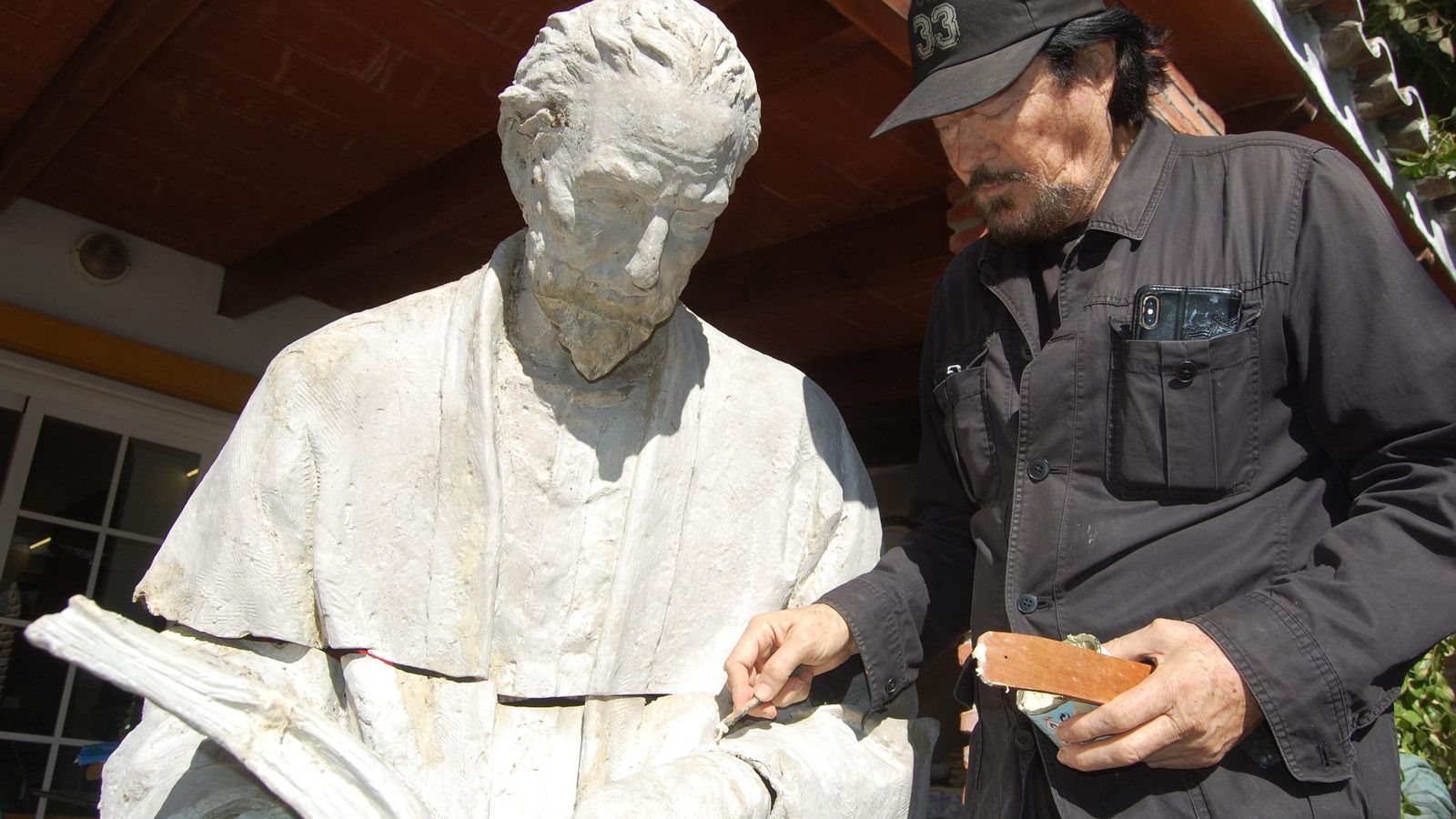 El artista Ginés Serrán con una obra de su colección ajena a la muestra del Puerto. El artista Ginés Serrán con una obra de su colección ajena a la muestra del Puerto.
