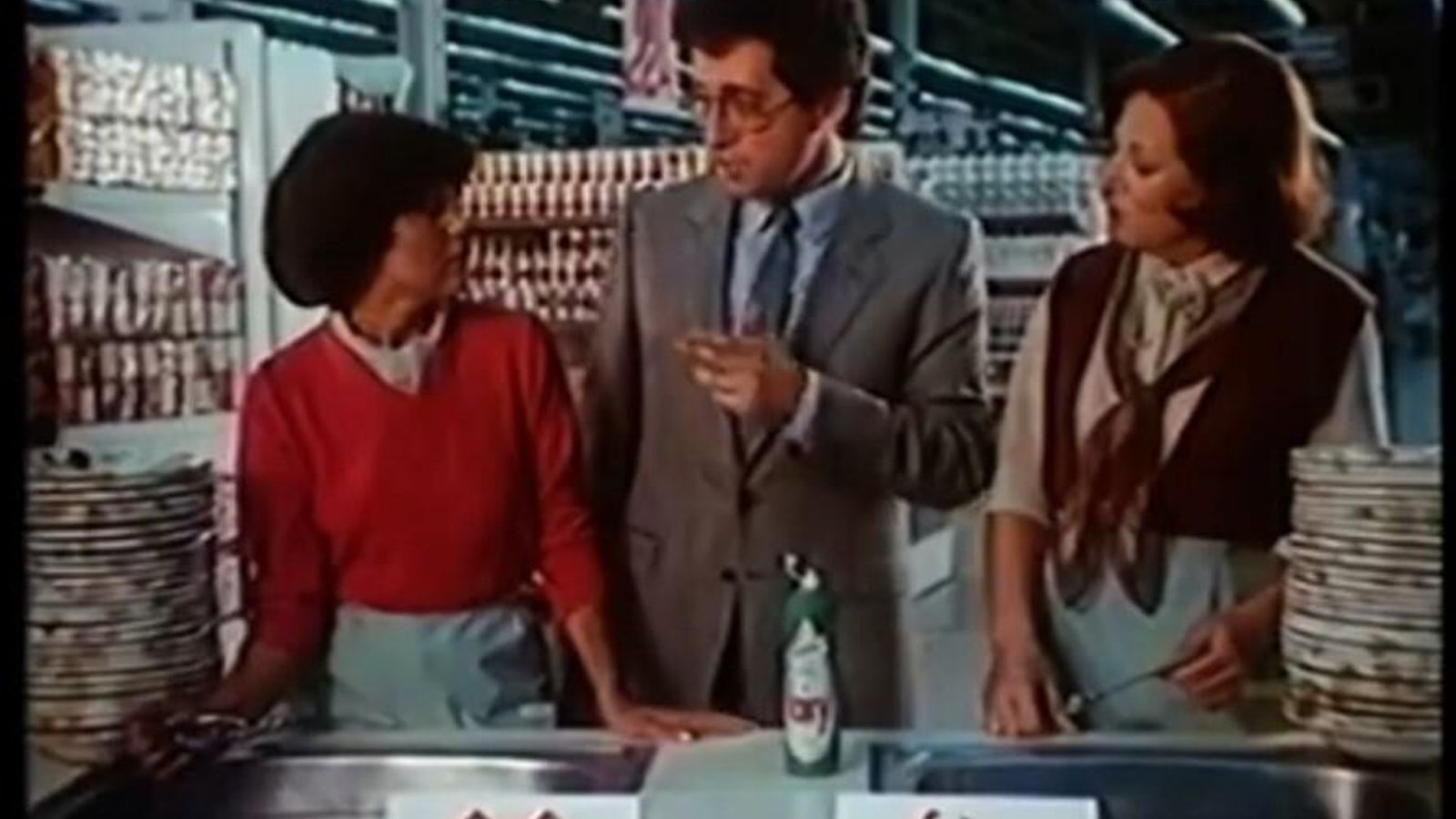 Jordi Hurtado entre las dos amas de casa del anuncio de Fairy de 1984