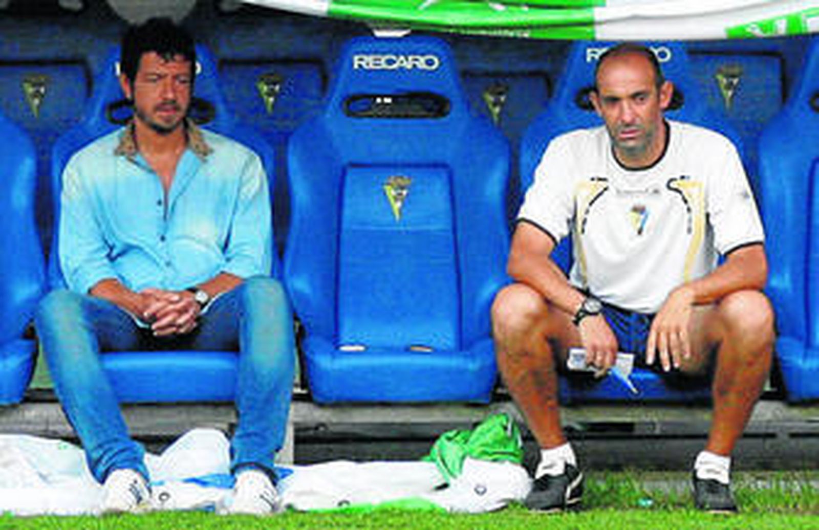 Alessandro Gaucci (i) y Alberto Monteagudo, sentados en el banquillo durante un entrenamiento en Carranza.