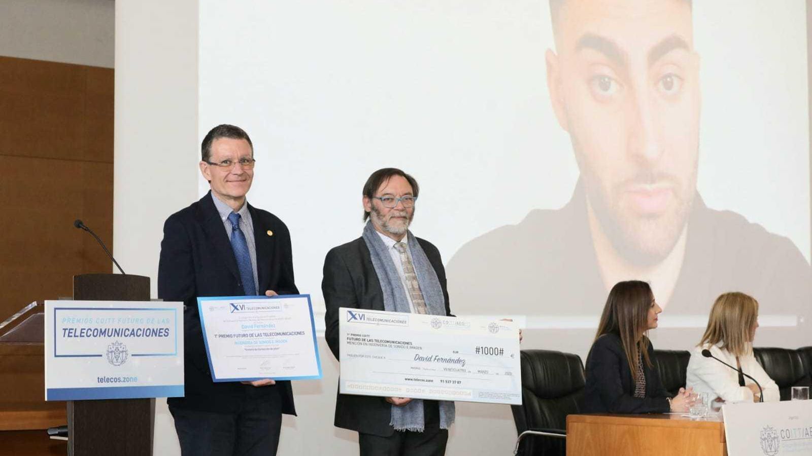 Entrega del premio a David Fernández.
