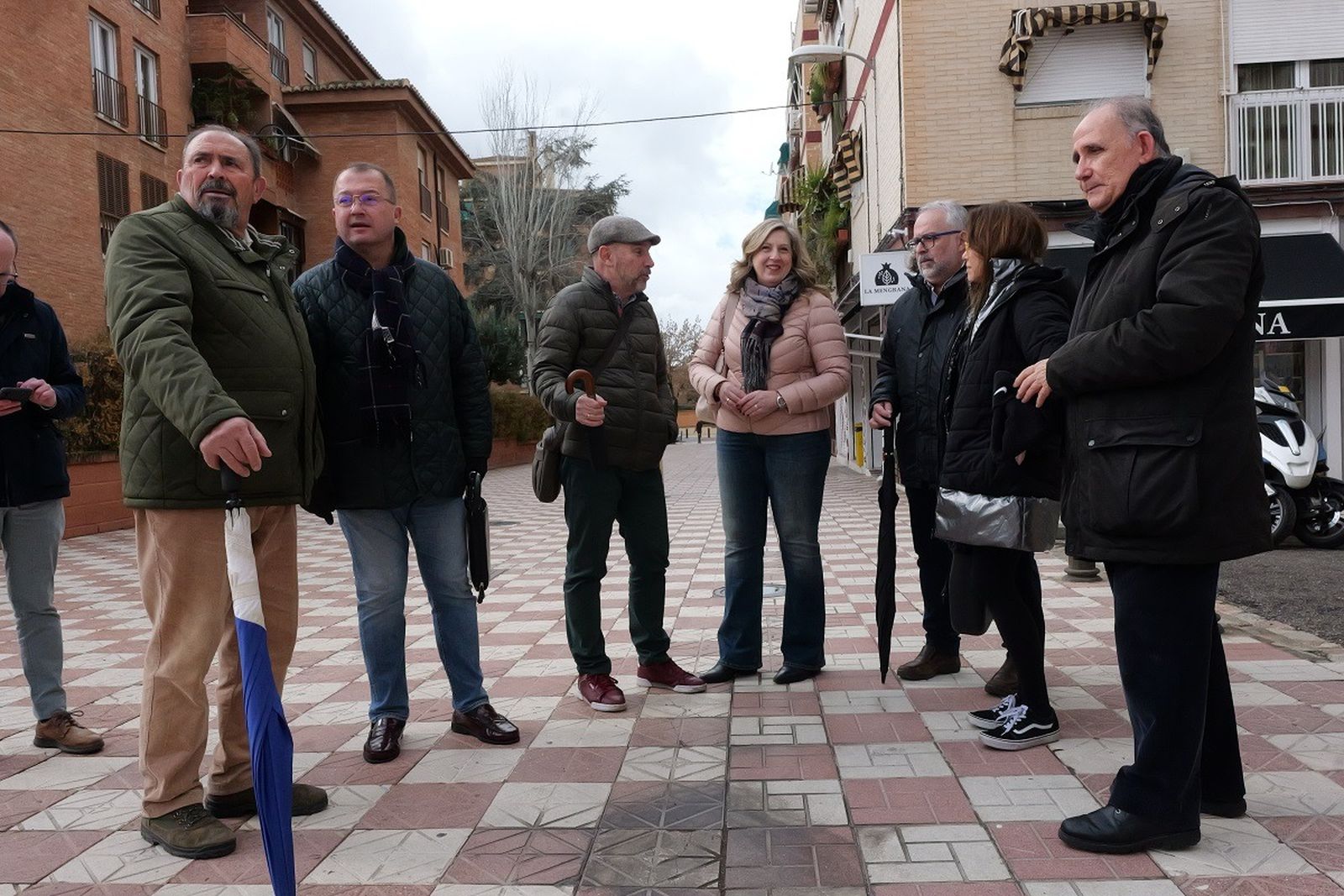 Visita de Vox al barrio de Castaño-Mirasierra.
