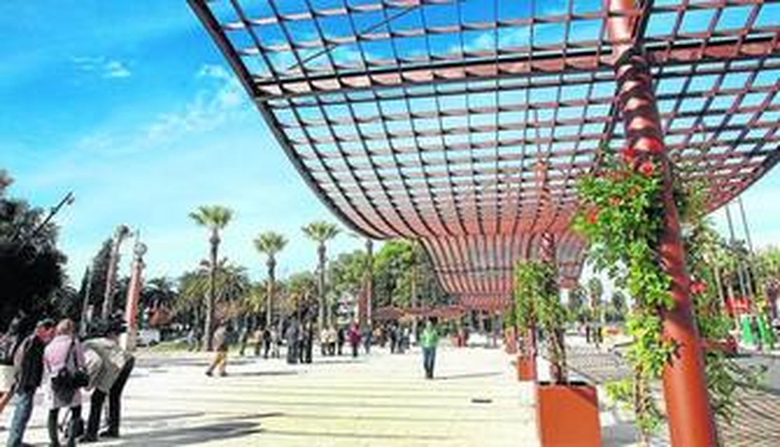 La Plaza Doce de Octubre articula las barriadas de Zafra y Pescadería, con preferencia para el peatón.