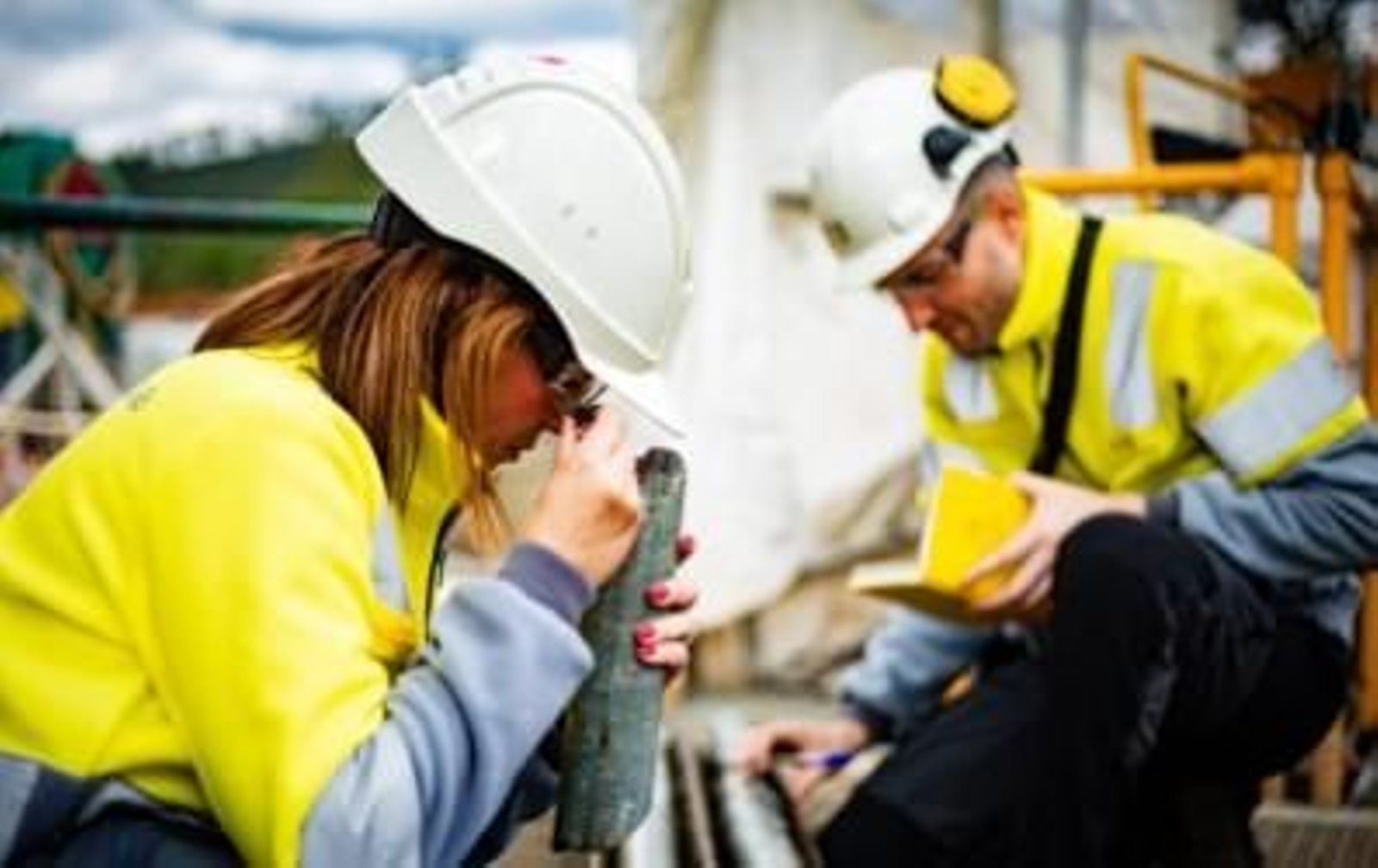 Profesionales en las instalaciones de la mina