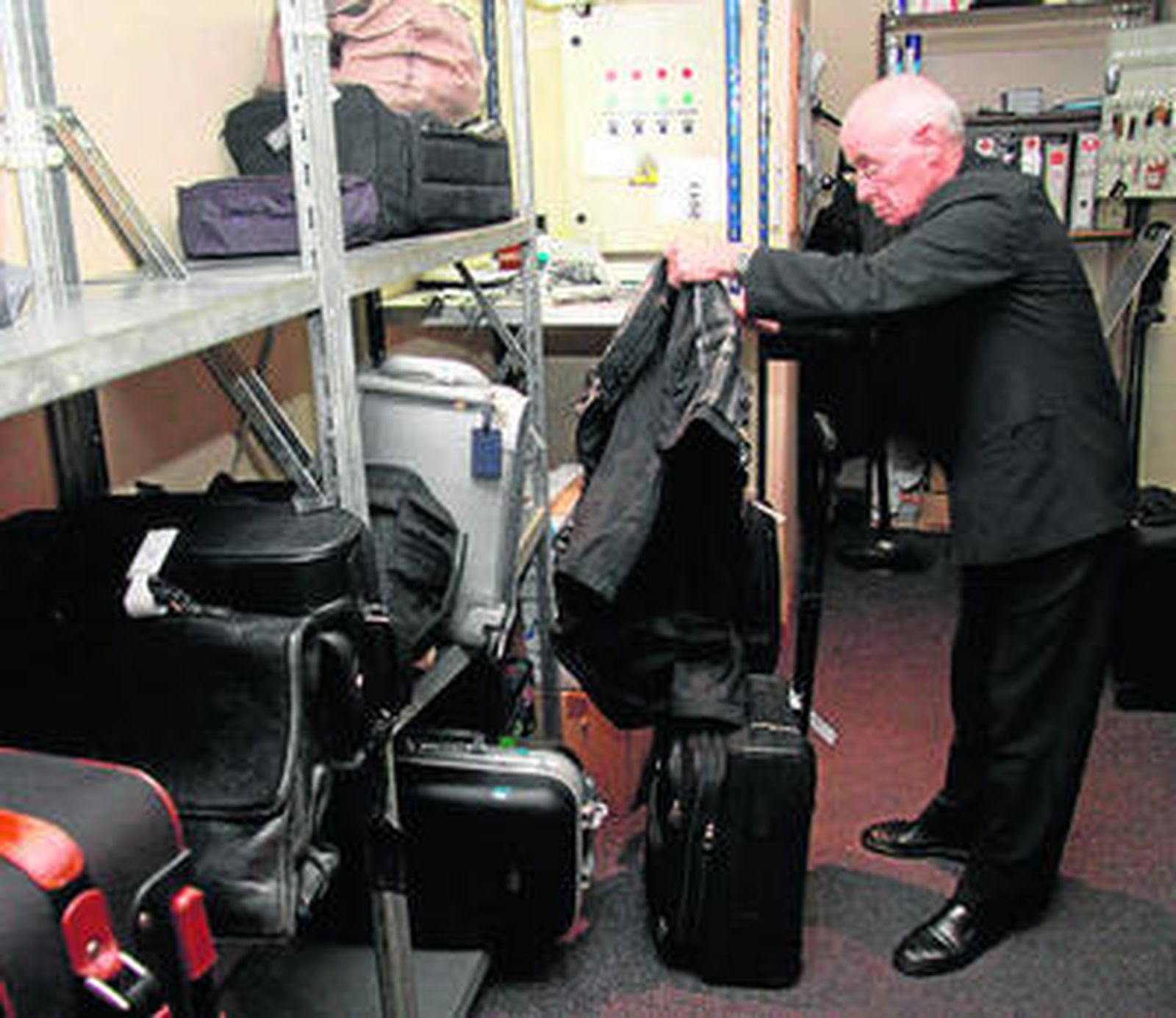 Antonio Florido posa en la recepción del hotel y con las maletas.