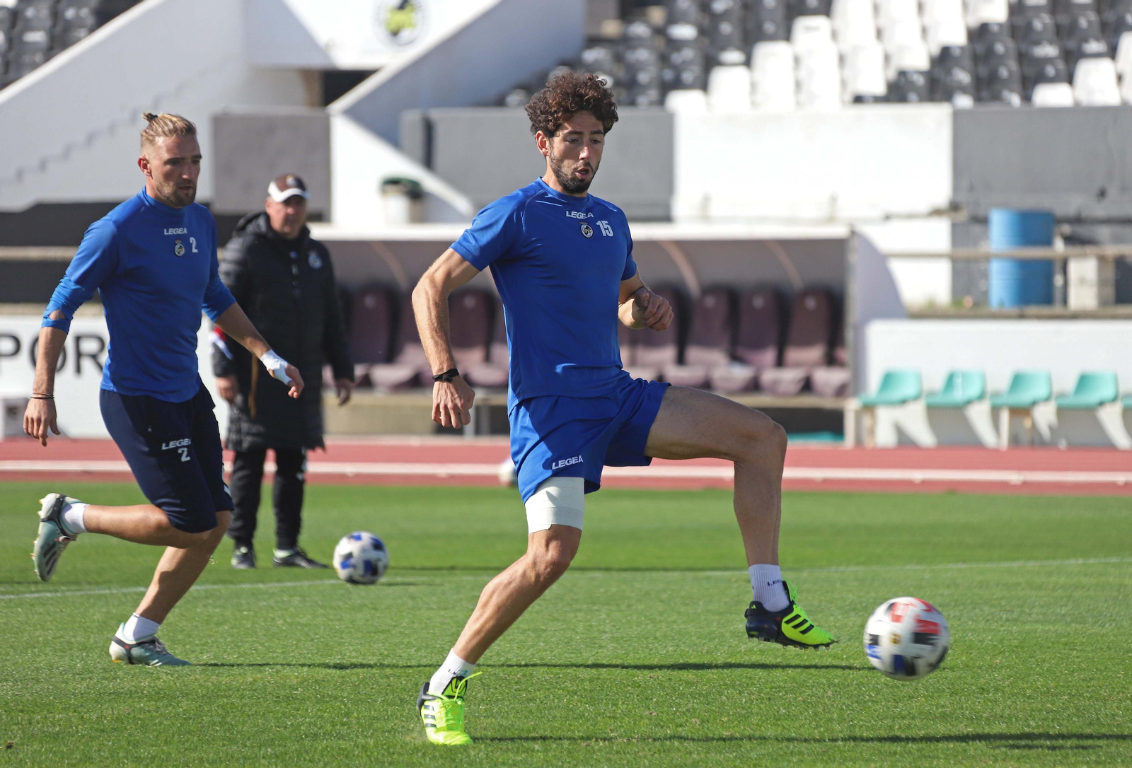Paco Candela controla un balón en presencia de Sergio Rodríguez durante un entrenamiento