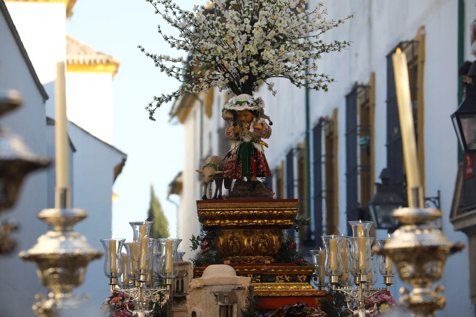 La procesión del Divino Pastorcillo en Córdoba, en imágenes