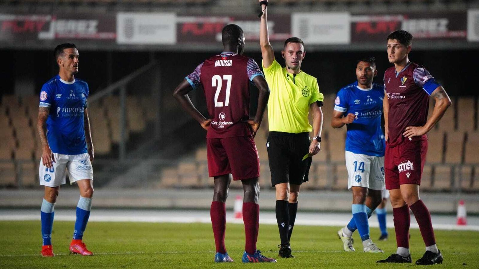 Moussa fue expulsado por doble amarilla en el minuto 42.